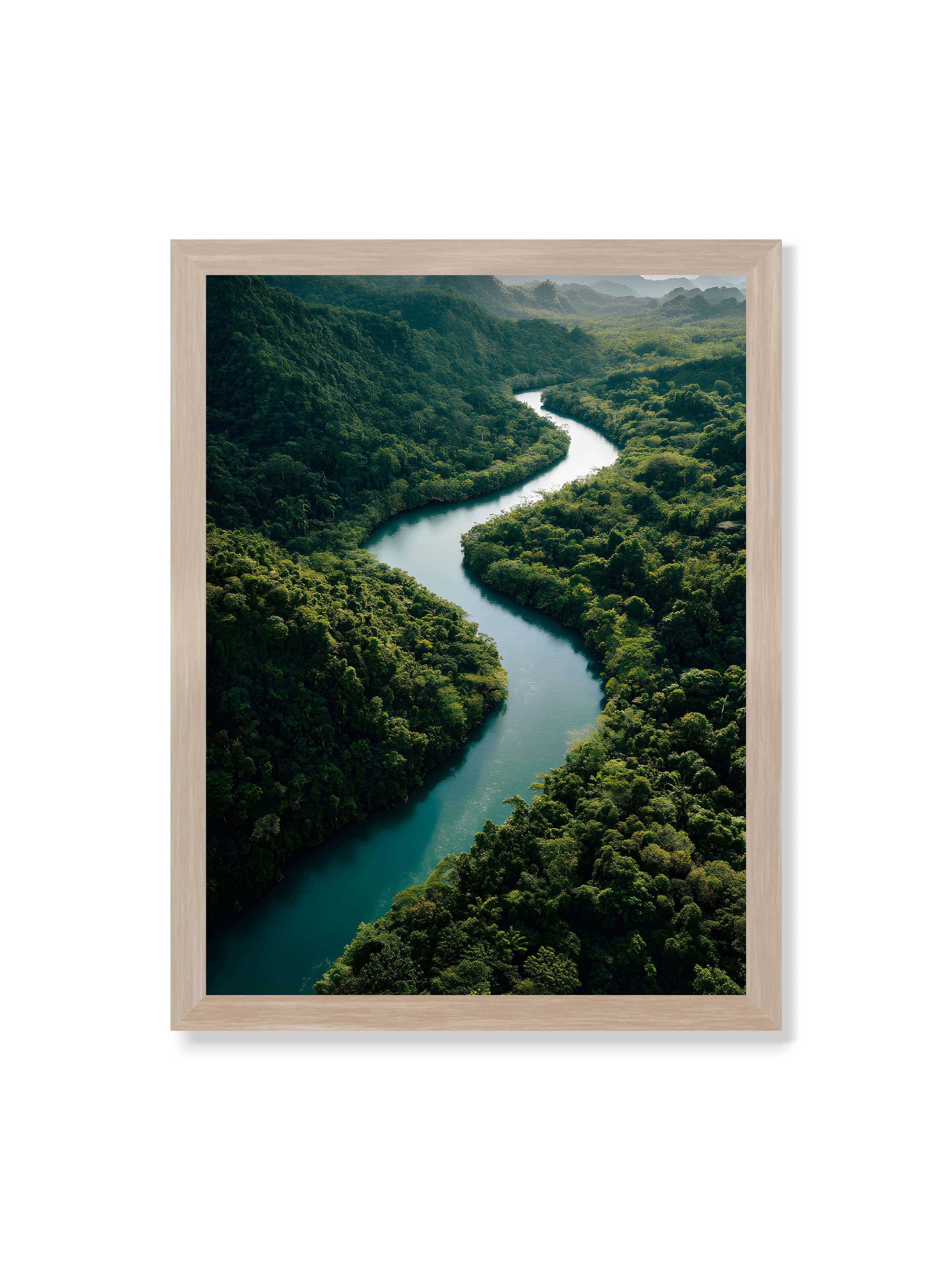 30x40 cm ohne Galerie-Rand im Eichenrahmen – Ein Fluss, umgeben von üppigem, grünem Dschungel, reflektiert das sanfte Licht des Tages.