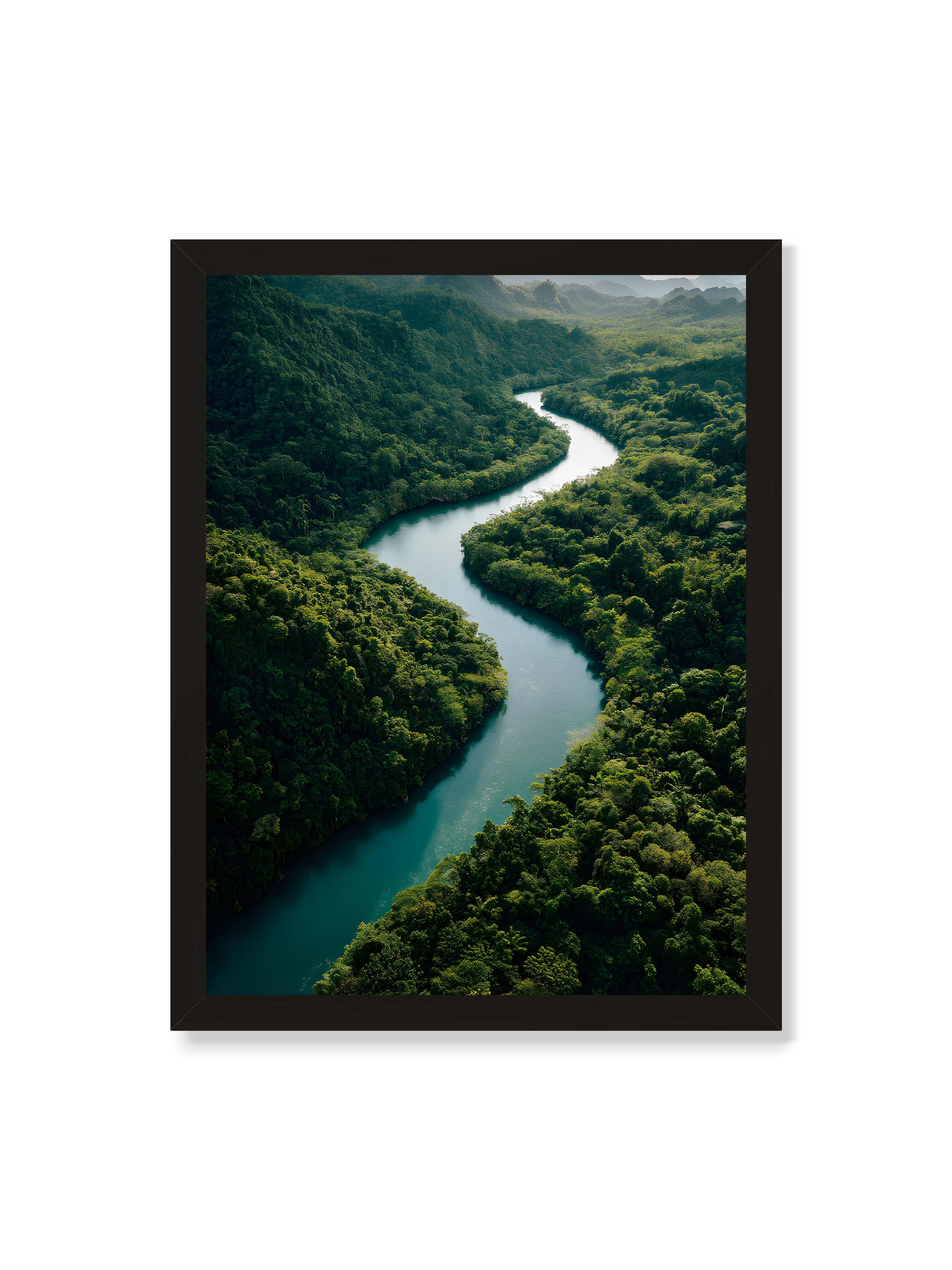 30x40 cm ohne Galerie-Rand mit schwarzem Rahmen – Ein Fluss, umgeben von üppigem, grünem Dschungel, reflektiert das sanfte Licht des Tages.