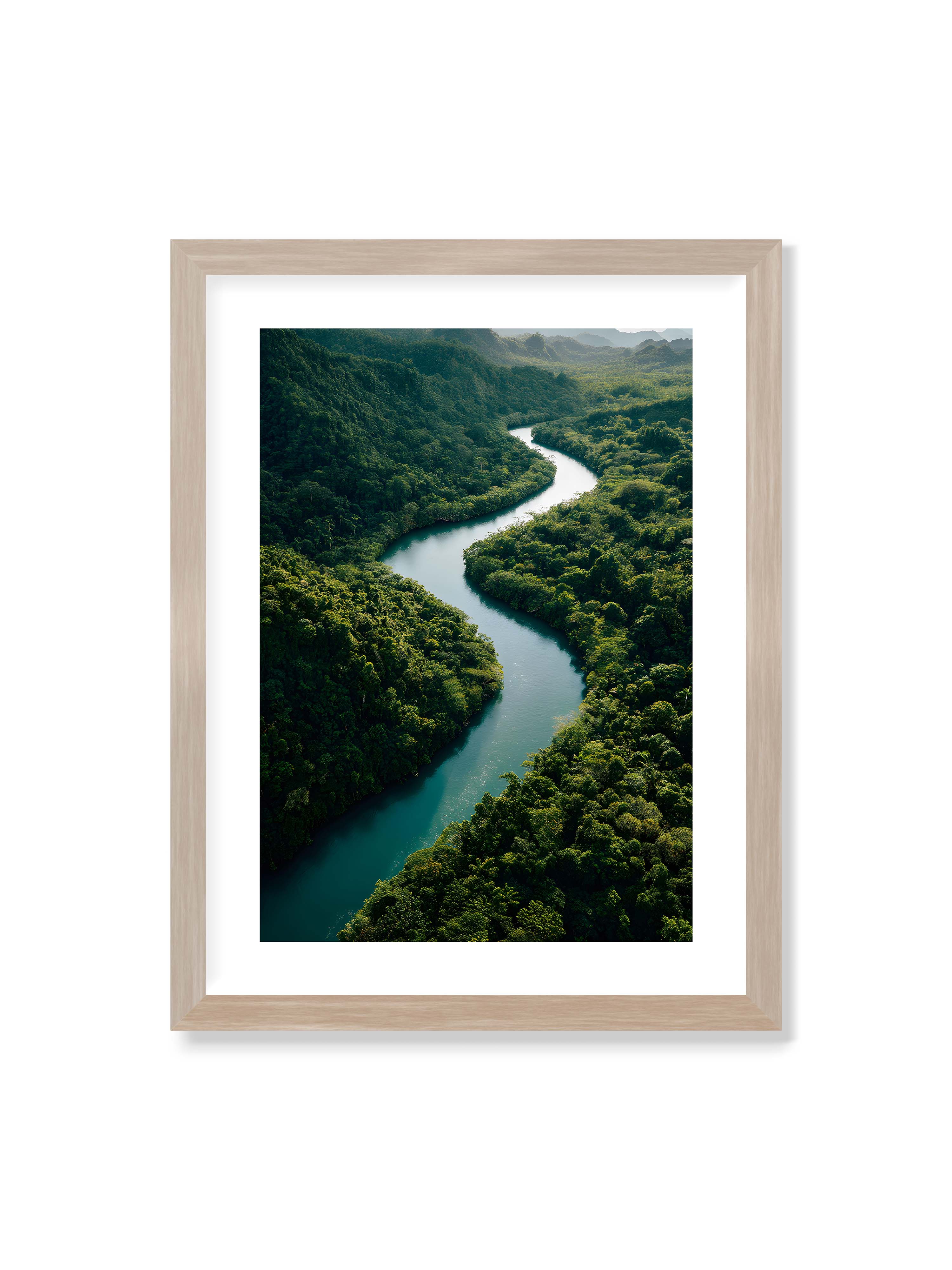 30x40 cm mit weißem Galerie-Rand im Eichenrahmen – Ein Fluss, umgeben von üppigem, grünem Dschungel, reflektiert das sanfte Licht des Tages.