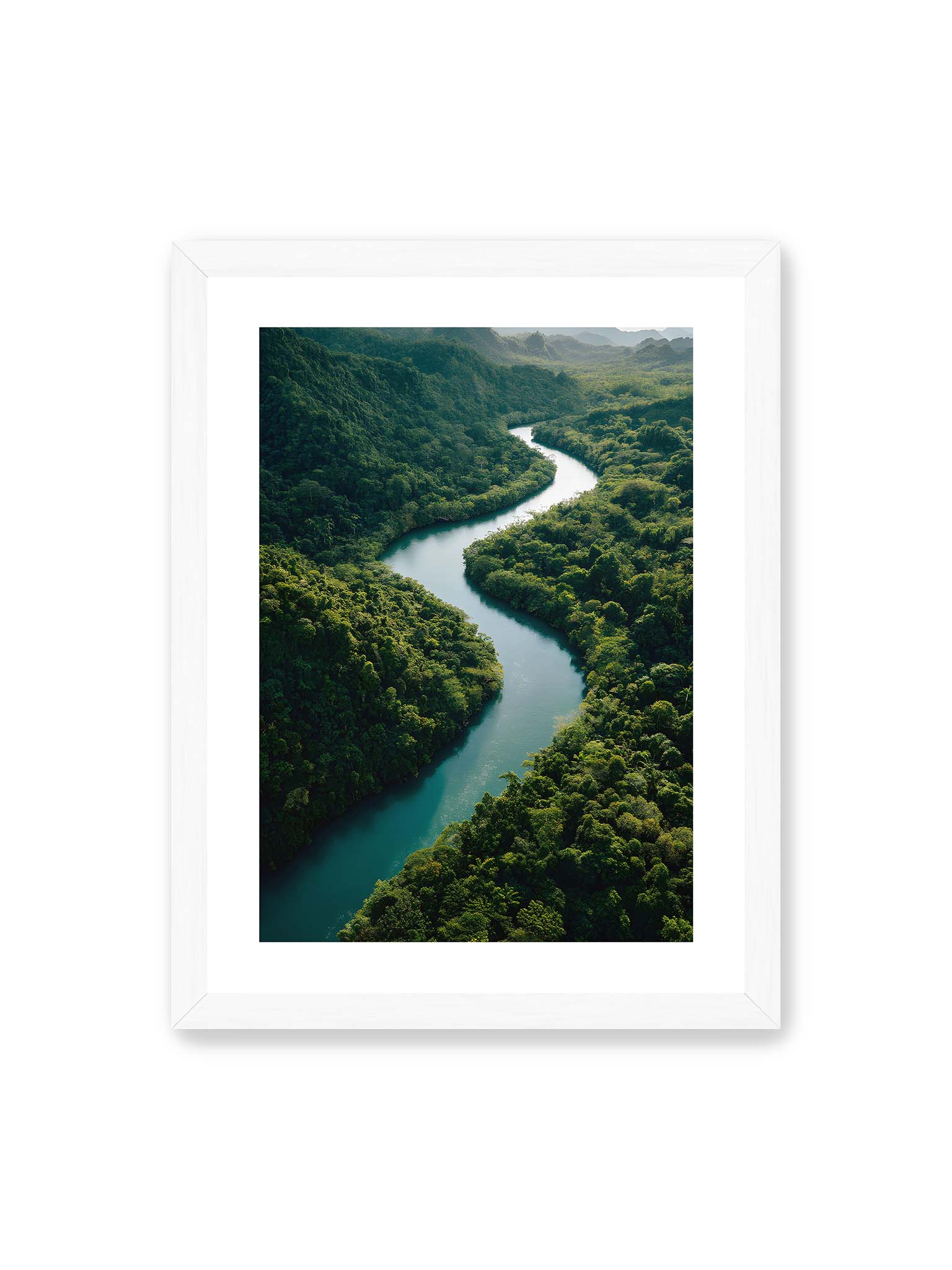 30x40 cm, weißer Galerie-Rand, weißer Rahmen – Ein Fluss, umgeben von üppigem, grünem Dschungel, reflektiert das sanfte Licht des Tages.