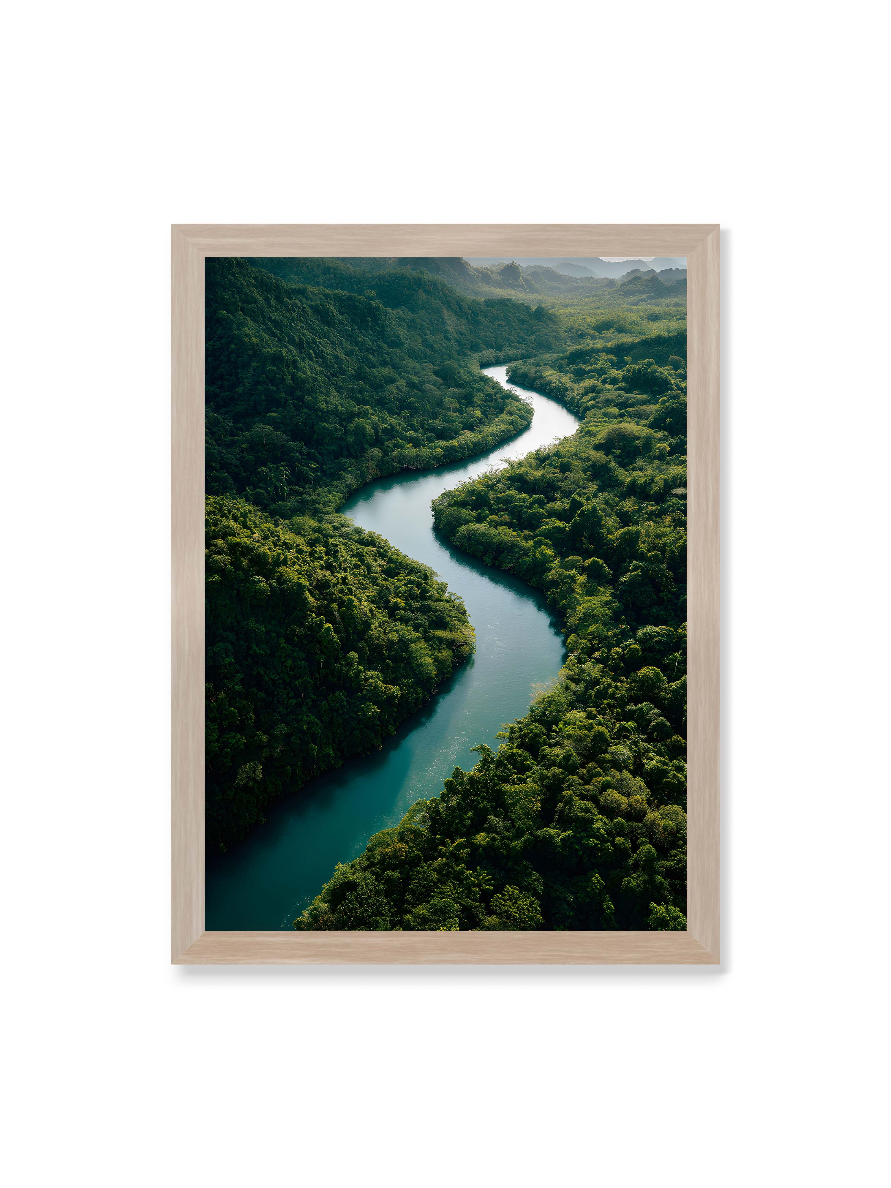 50x70 cm ohne Galerie-Rand im Eichenrahmen – Ein Fluss, umgeben von üppigem, grünem Dschungel, reflektiert das sanfte Licht des Tages.