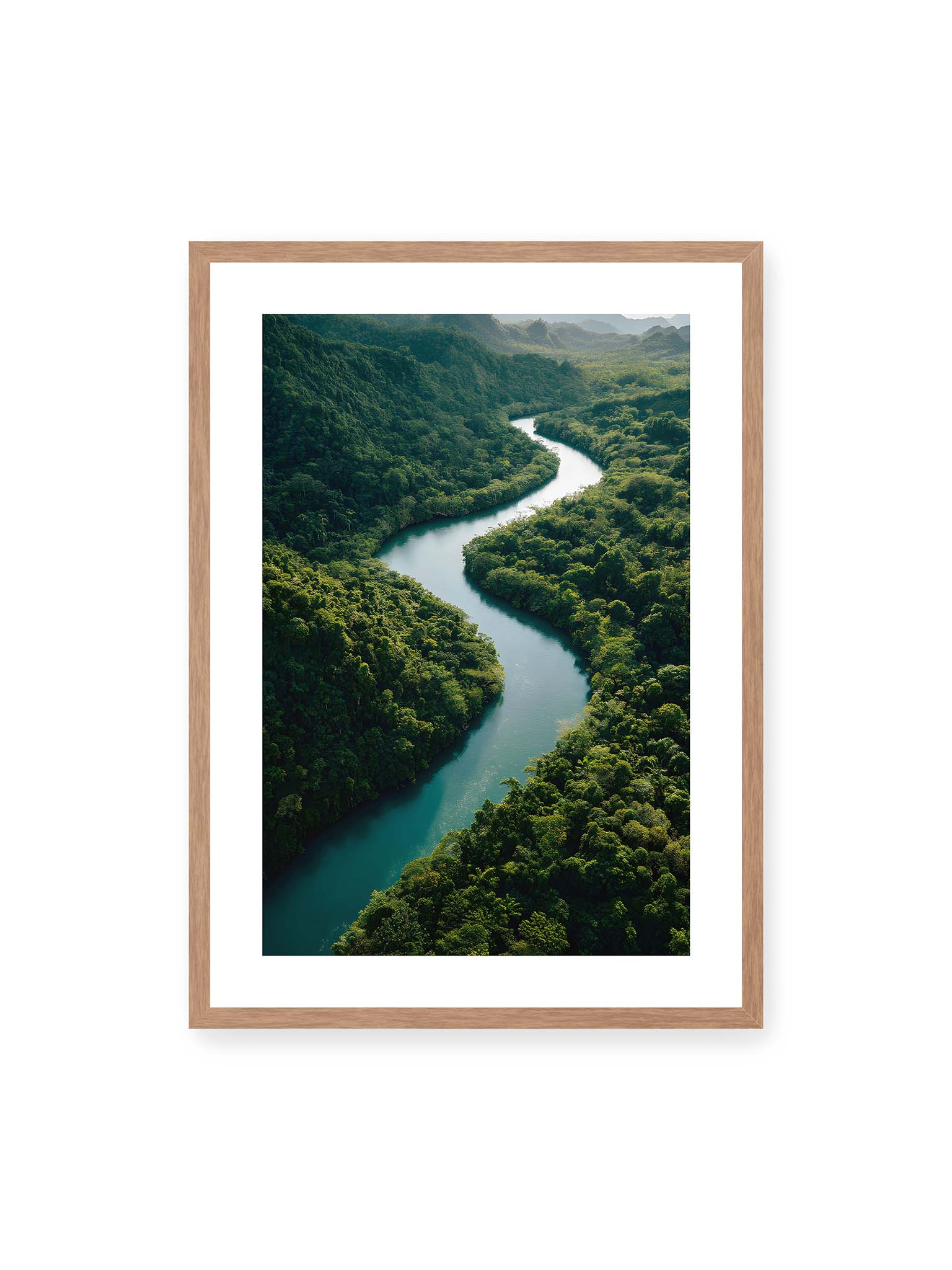 50x70 cm, weißer Galerie-Rand, Eichenrahmen – Ein Fluss, umgeben von üppigem, grünem Dschungel, reflektiert das sanfte Licht des Tages.