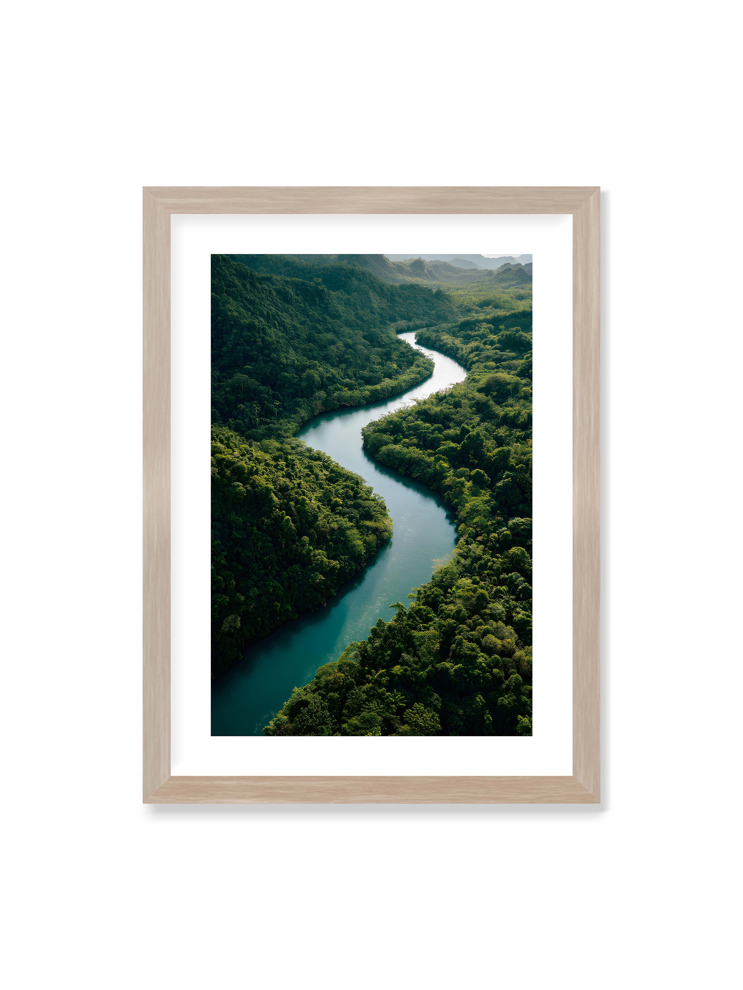 50x70 cm mit weißem Galerie-Rand im Eichenrahmen – Ein Fluss, umgeben von üppigem, grünem Dschungel, reflektiert das sanfte Licht des Tages.