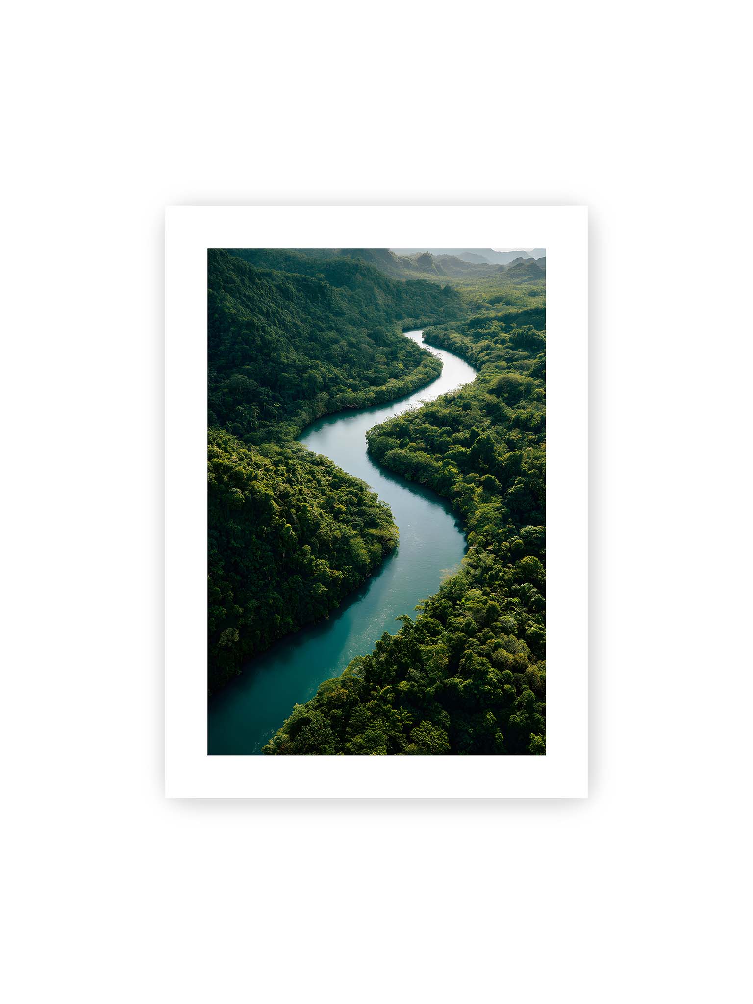 50x70 cm, weißer Galerie-Rand – Ein Fluss, umgeben von üppigem, grünem Dschungel, reflektiert das sanfte Licht des Tages.
