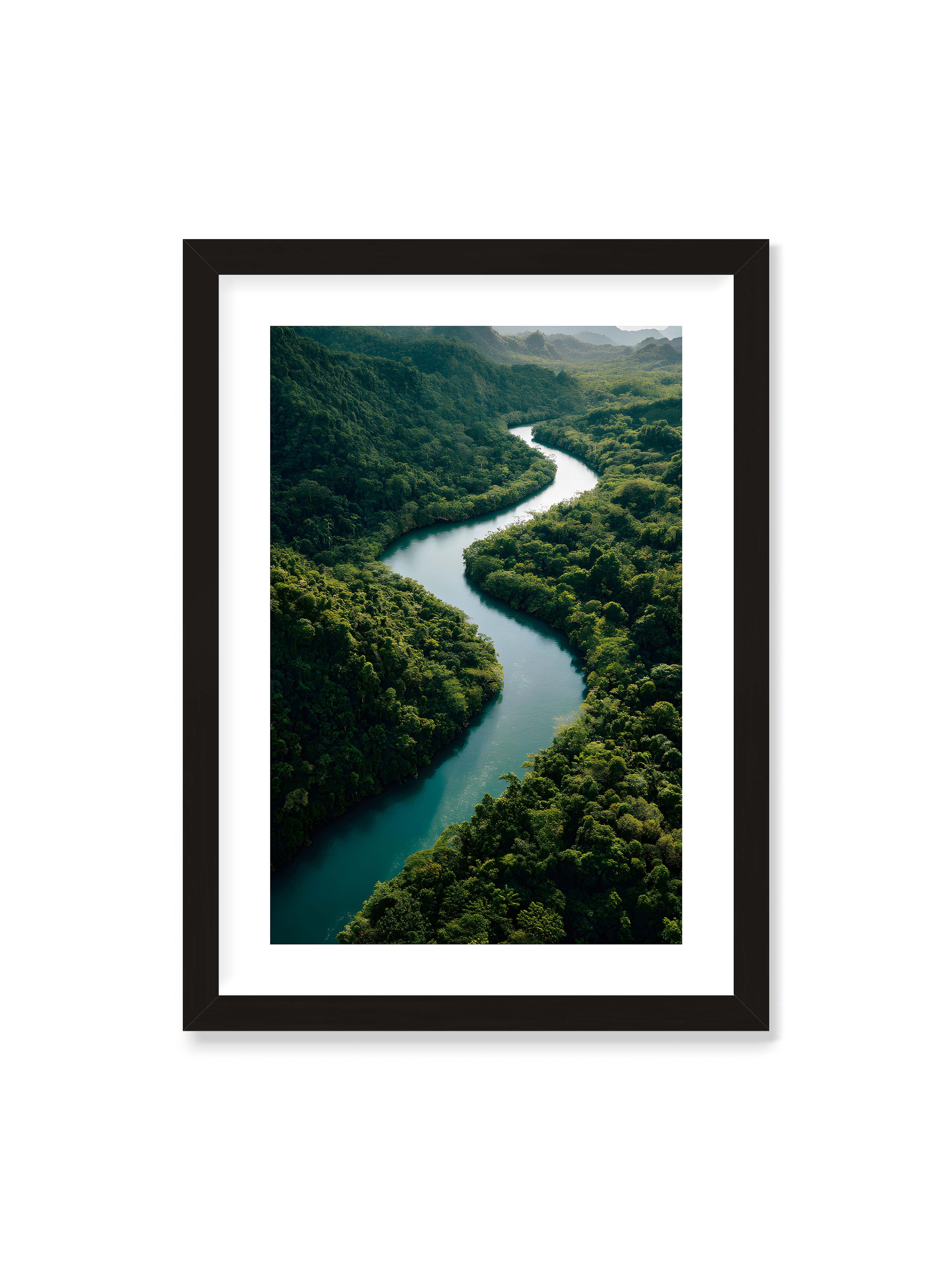 50x70 cm mit weißem Galerie-Rand mit schwarzem Rahmen – Ein Fluss, umgeben von üppigem, grünem Dschungel, reflektiert das sanfte Licht des Tages.