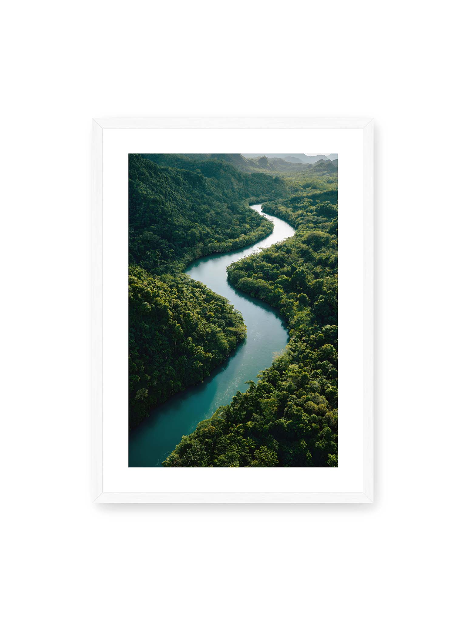 50x70 cm, weißer Galerie-Rand, weißer Rahmen – Ein Fluss, umgeben von üppigem, grünem Dschungel, reflektiert das sanfte Licht des Tages.