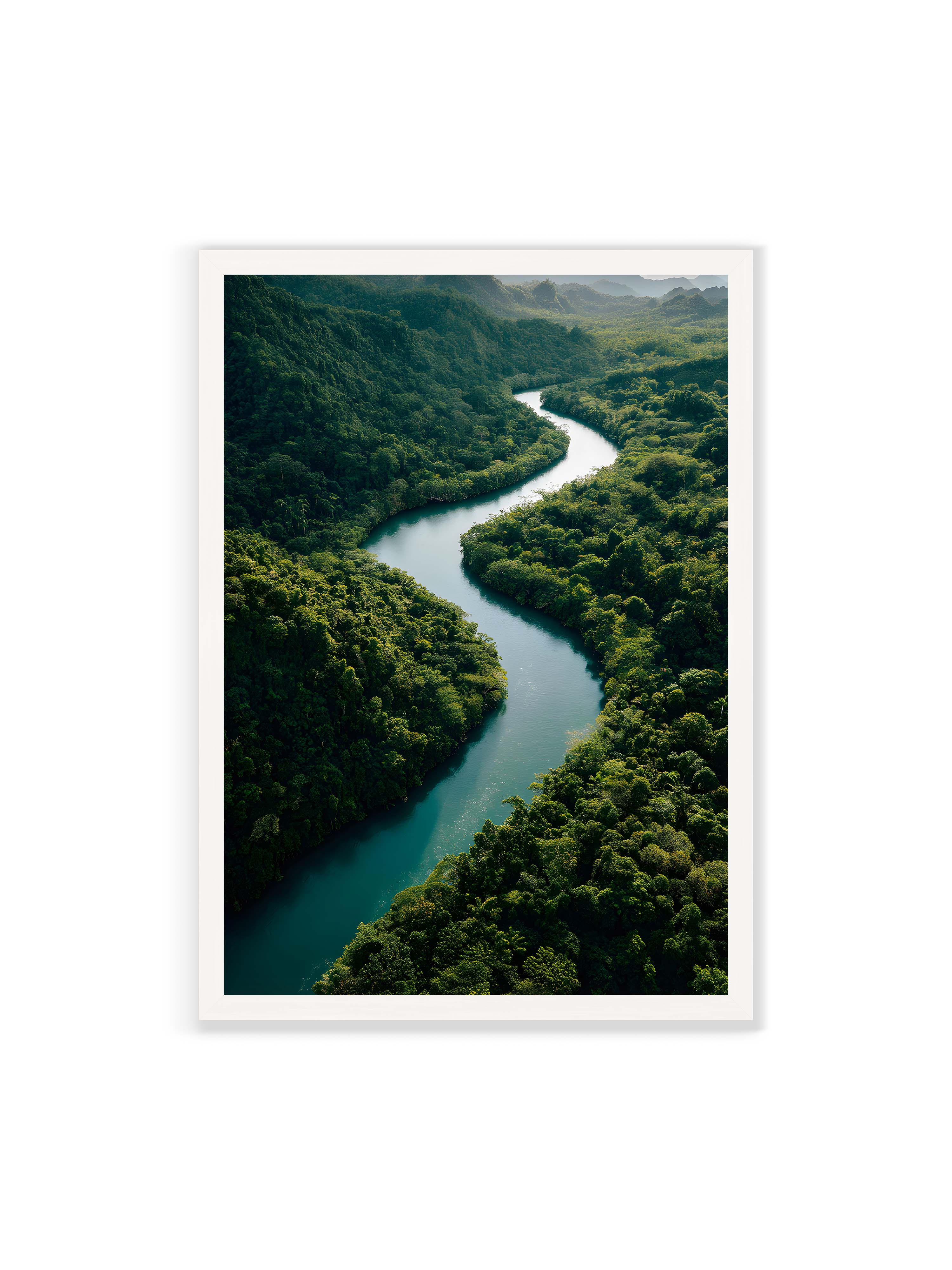 70x100 cm ohne Galerie-Rand mit weißem Rahmen – Ein Fluss, umgeben von üppigem, grünem Dschungel, reflektiert das sanfte Licht des Tages.