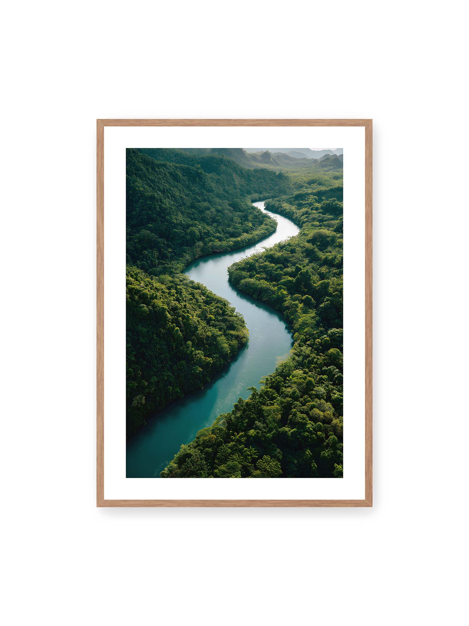 70x100 cm, weißer Galerie-Rand, Eichenrahmen – Ein Fluss, umgeben von üppigem, grünem Dschungel, reflektiert das sanfte Licht des Tages.