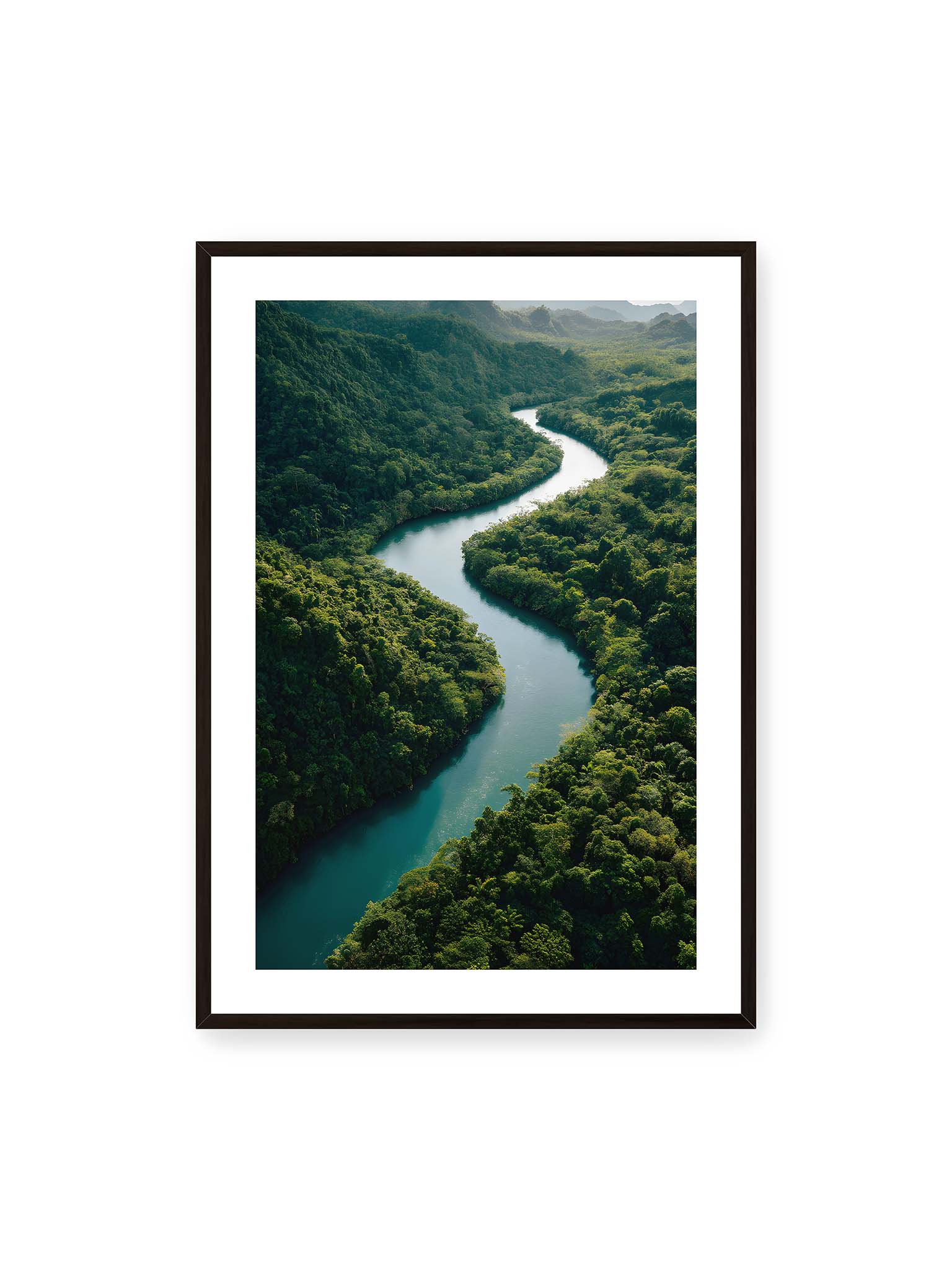 70x100 cm, weißer Galerie-Rand, schwarzer Rahmen – Ein Fluss, umgeben von üppigem, grünem Dschungel, reflektiert das sanfte Licht des Tages.