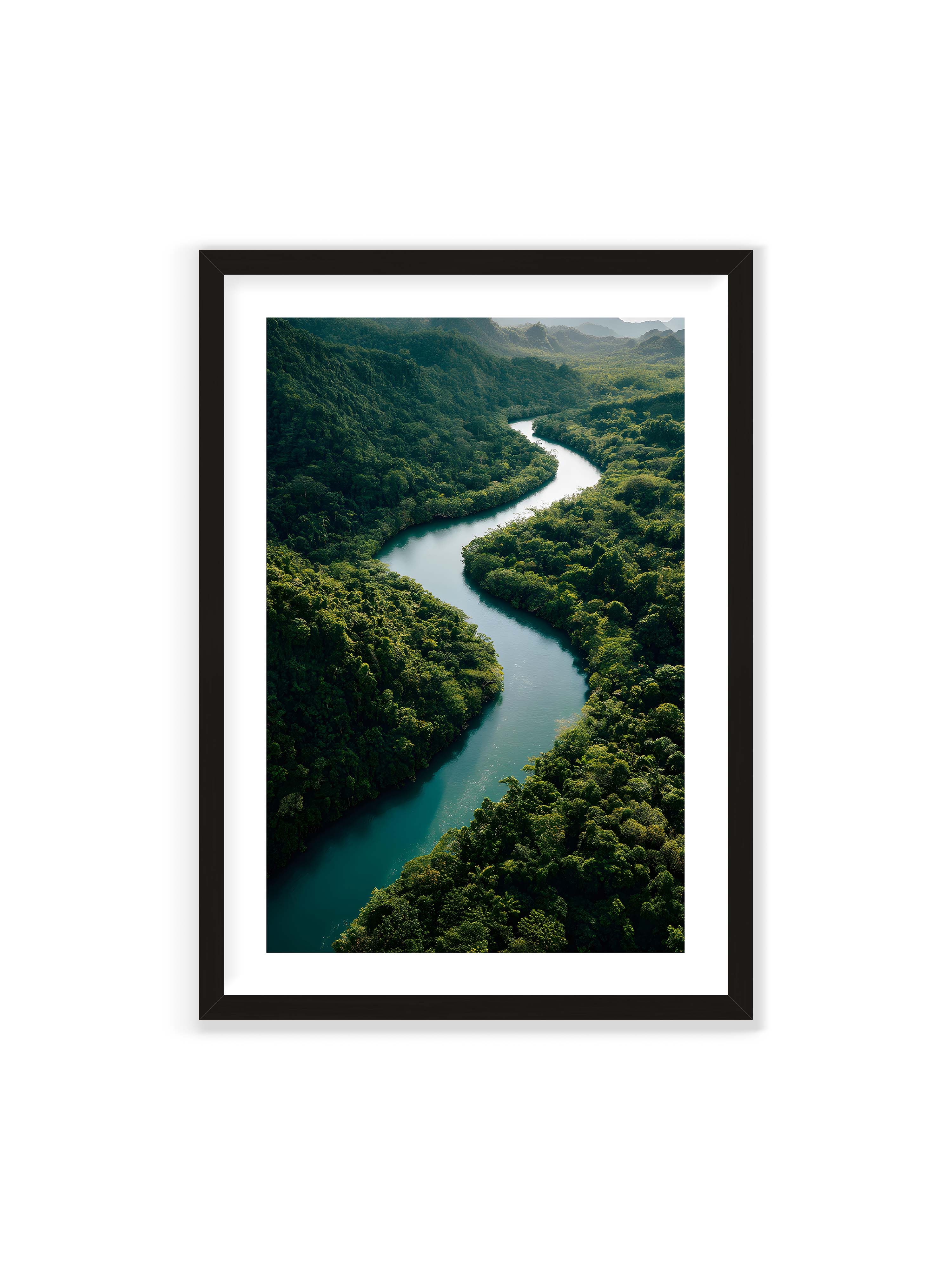 70x100 cm mit weißem Galerie-Rand mit schwarzem Rahmen – Ein Fluss, umgeben von üppigem, grünem Dschungel, reflektiert das sanfte Licht des Tages.