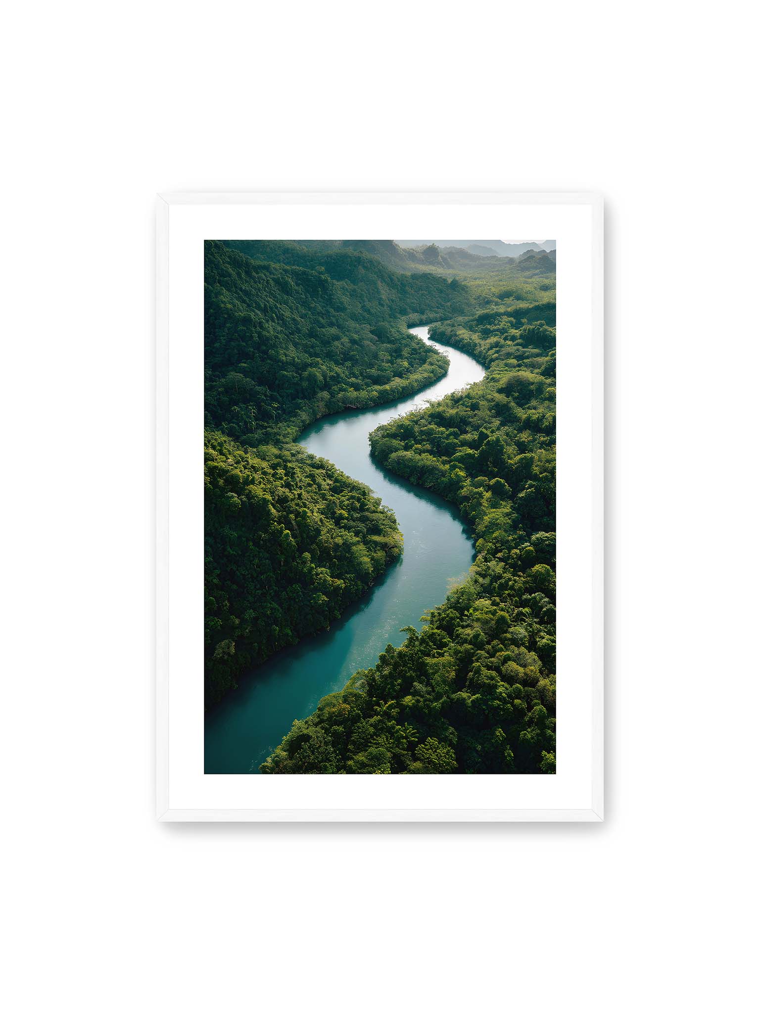 70x100 cm, weißer Galerie-Rand, weißer Rahmen – Ein Fluss, umgeben von üppigem, grünem Dschungel, reflektiert das sanfte Licht des Tages.
