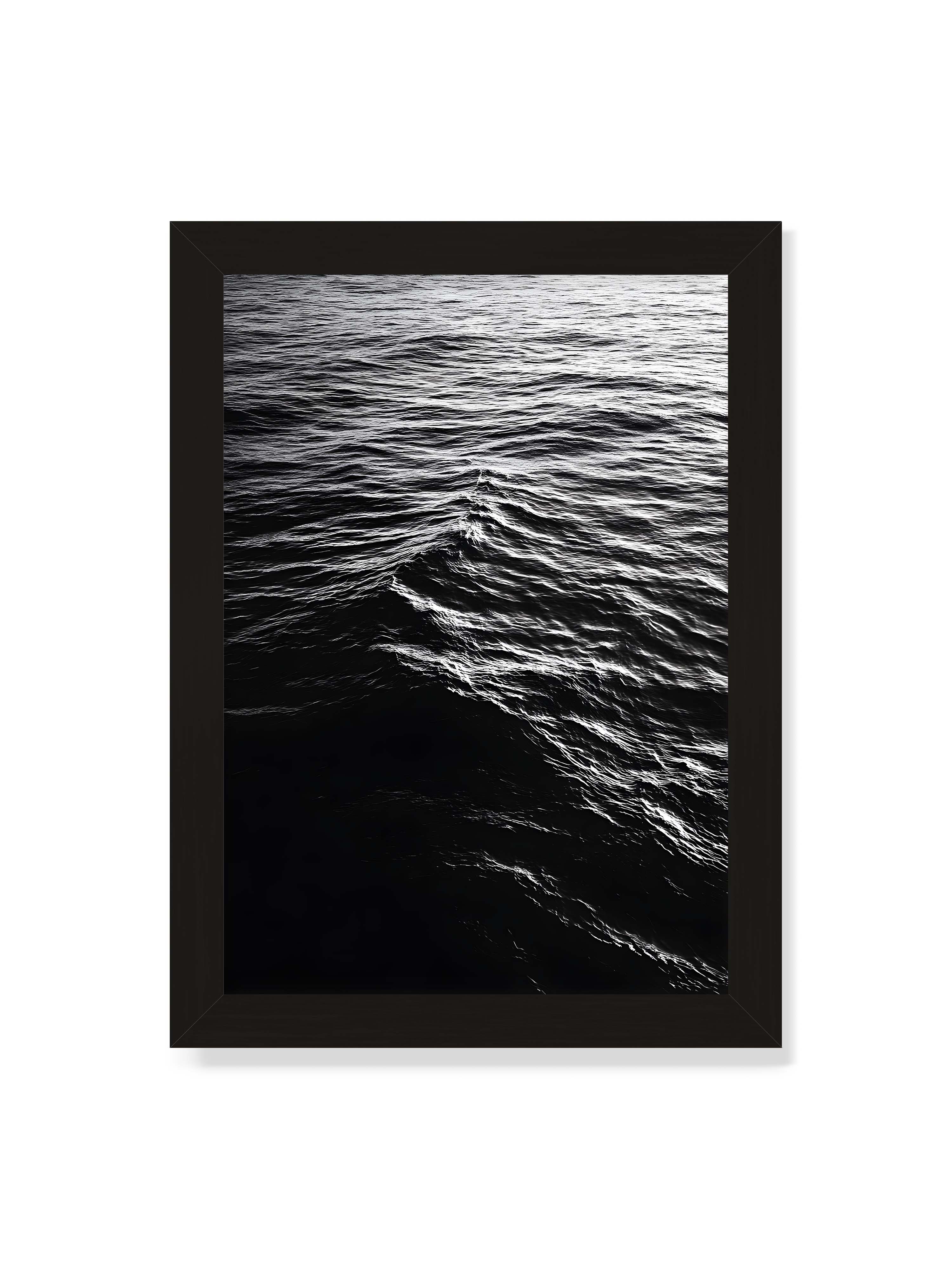 21x30 cm ohne Galerie-Rand mit schwarzem Rahmen – Abstrakte Darstellung der dunklen Ozeanwellen in Schwarzweiß.