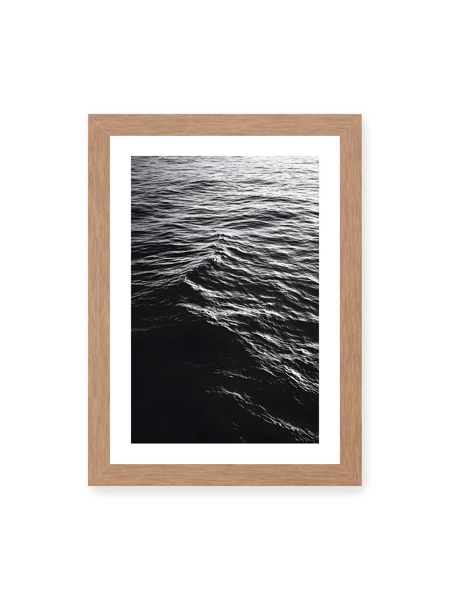 21x30 cm, weißer Galerie-Rand, Eichenrahmen – Abstrakte Darstellung der dunklen Ozeanwellen in Schwarzweiß.