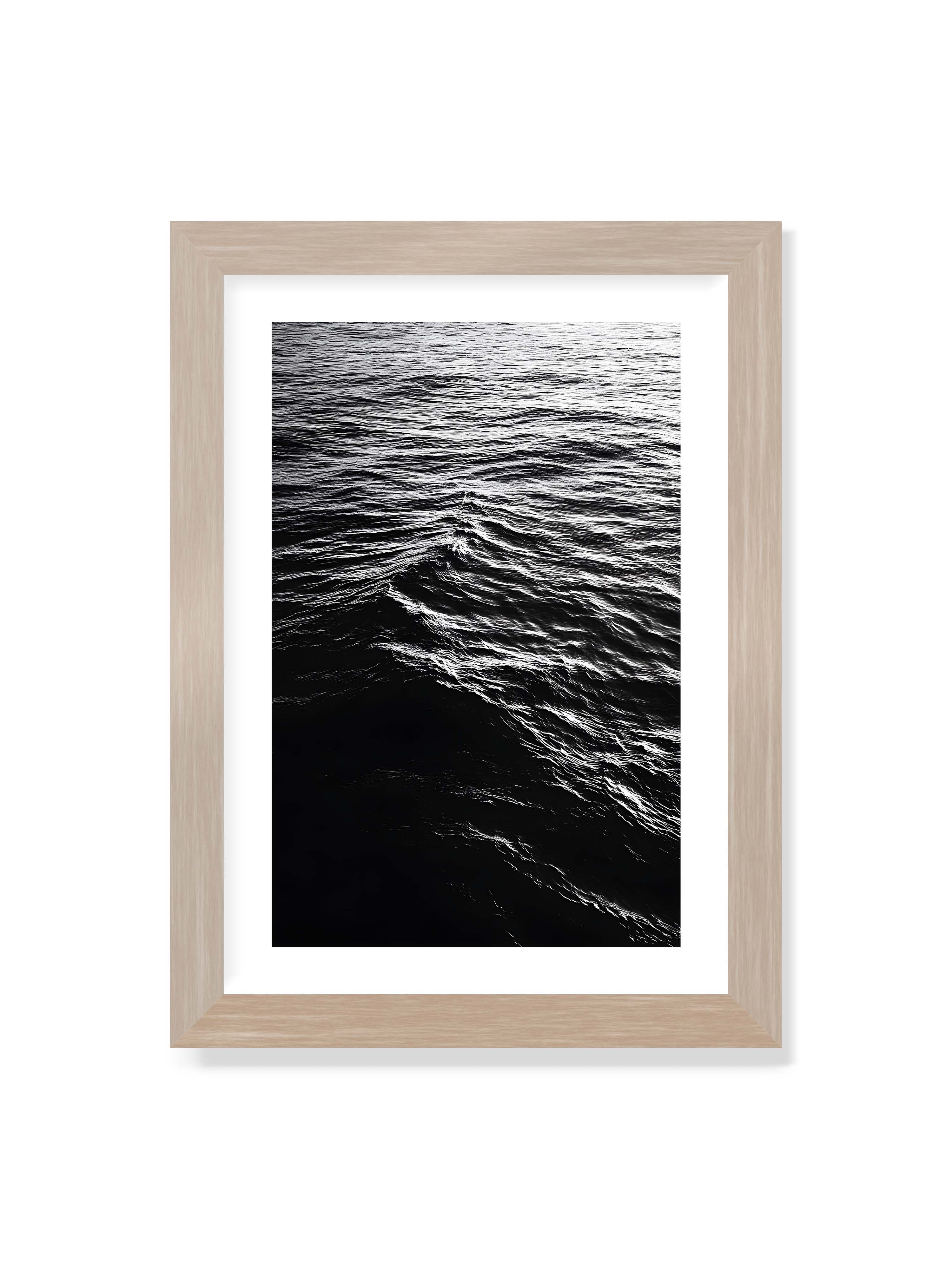 21x30 cm mit weißem Galerie-Rand im Eichenrahmen – Abstrakte Darstellung der dunklen Ozeanwellen in Schwarzweiß.