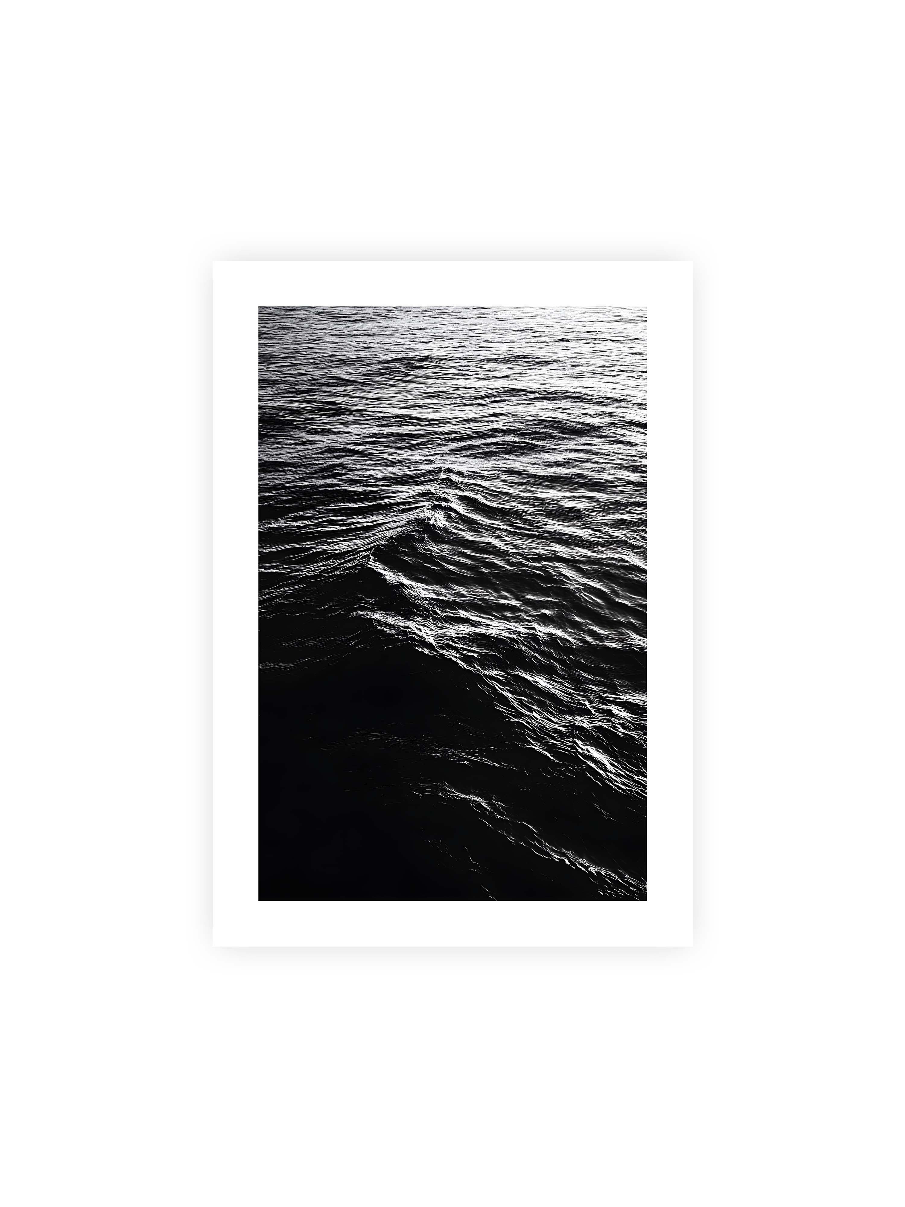 21x30 cm mit weißem Galerie-Rand ohne Rahmen – Abstrakte Darstellung der dunklen Ozeanwellen in Schwarzweiß.
