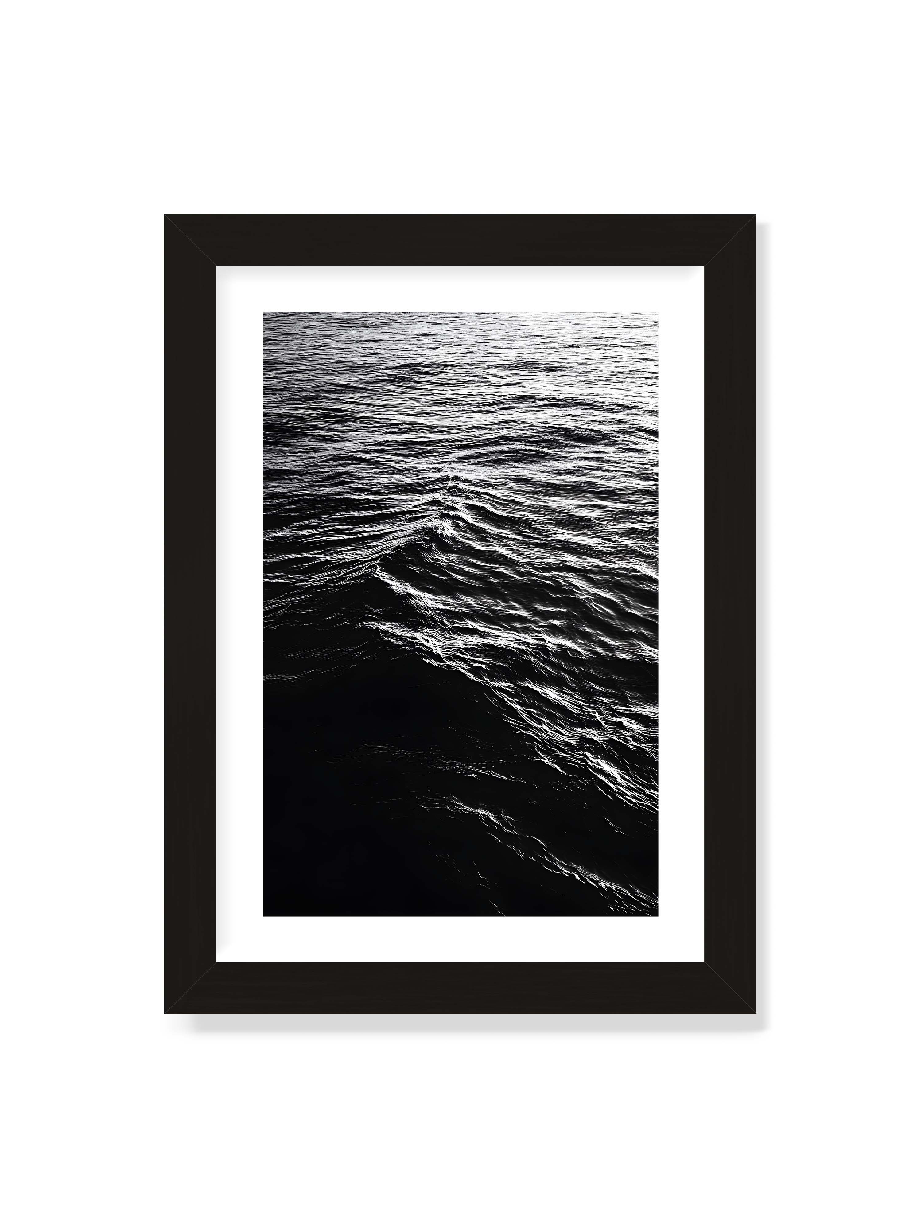 21x30 cm mit weißem Galerie-Rand mit schwarzem Rahmen – Abstrakte Darstellung der dunklen Ozeanwellen in Schwarzweiß.