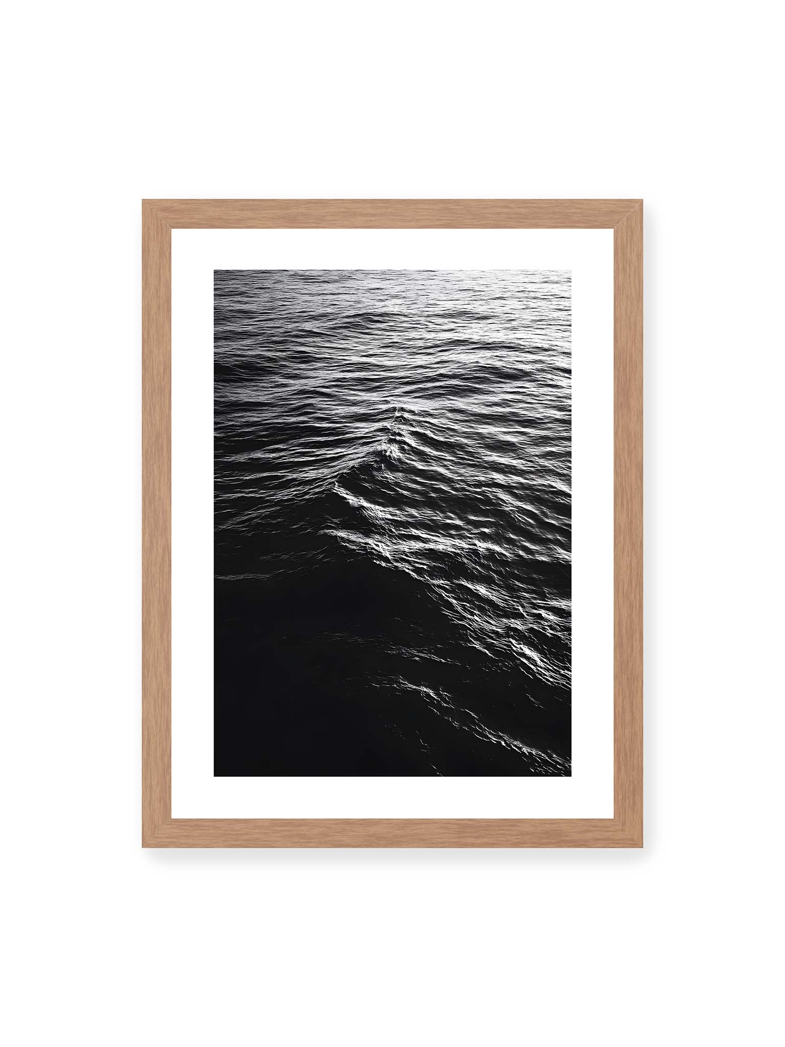 30x40 cm, weißer Galerie-Rand, Eichenrahmen – Abstrakte Darstellung der dunklen Ozeanwellen in Schwarzweiß.