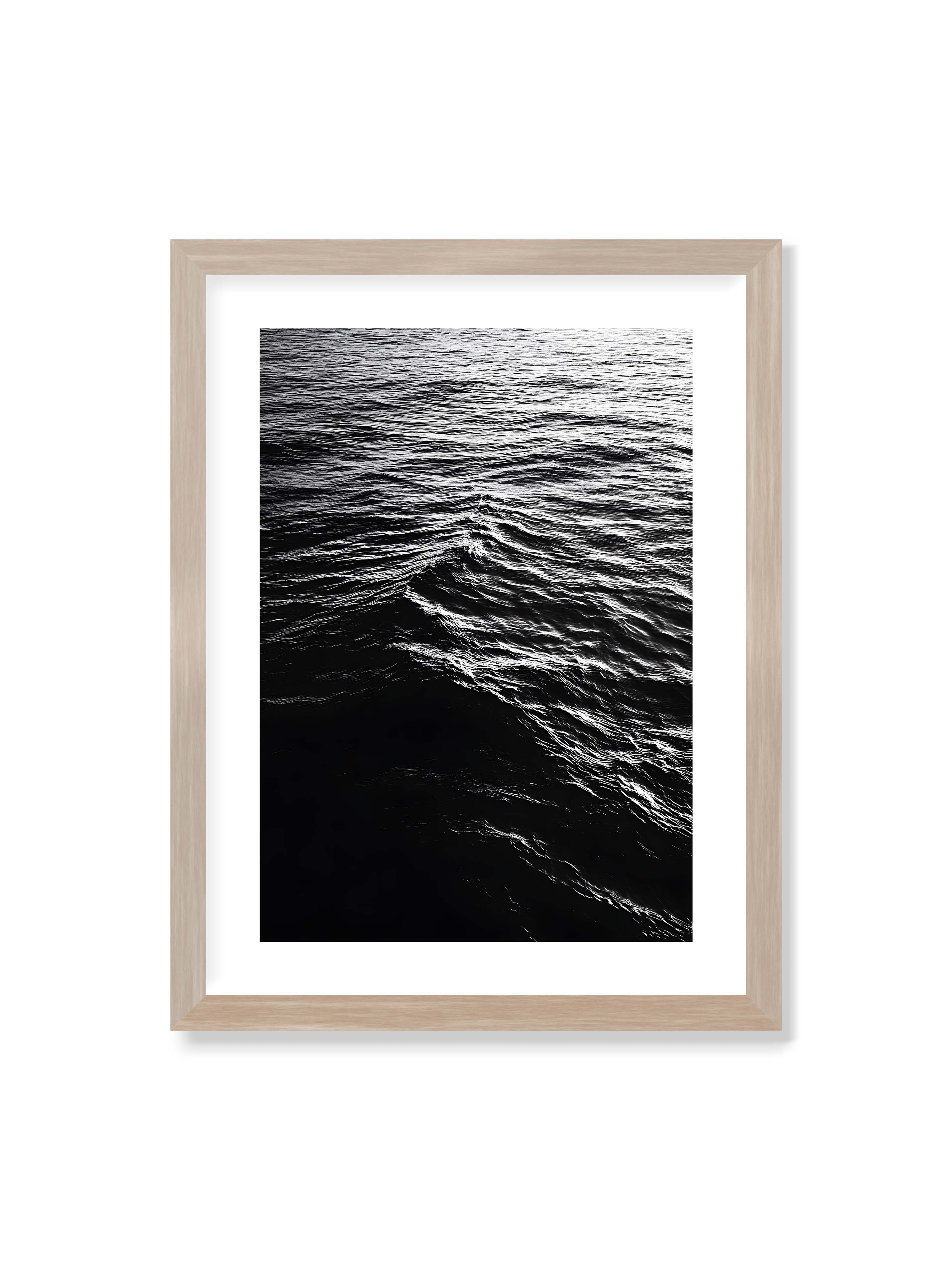 30x40 cm mit weißem Galerie-Rand im Eichenrahmen – Abstrakte Darstellung der dunklen Ozeanwellen in Schwarzweiß.