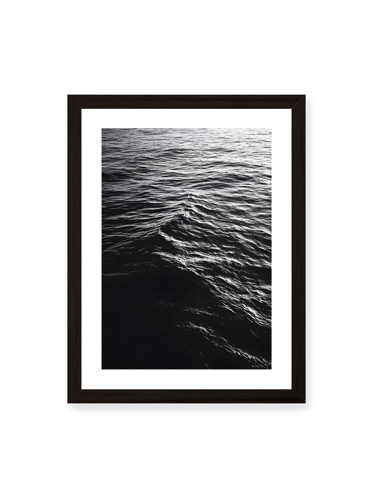 30x40 cm, weißer Galerie-Rand, schwarzer Rahmen – Abstrakte Darstellung der dunklen Ozeanwellen in Schwarzweiß.