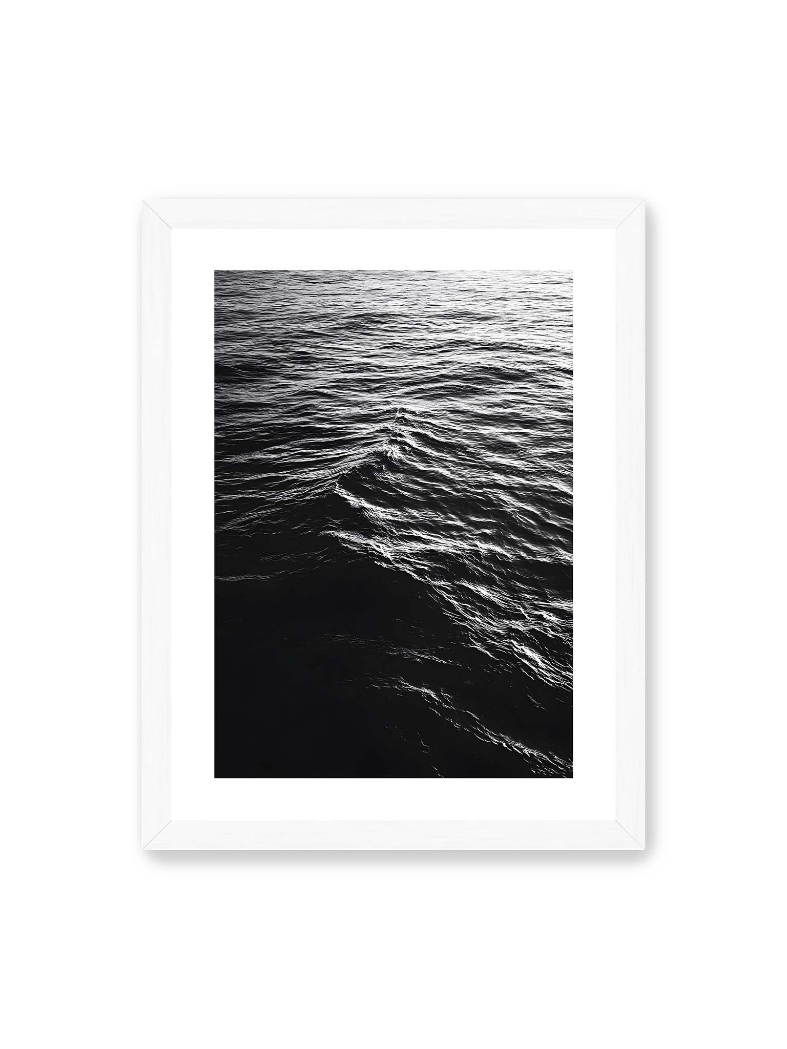 30x40 cm, weißer Galerie-Rand, weißer Rahmen – Abstrakte Darstellung der dunklen Ozeanwellen in Schwarzweiß.