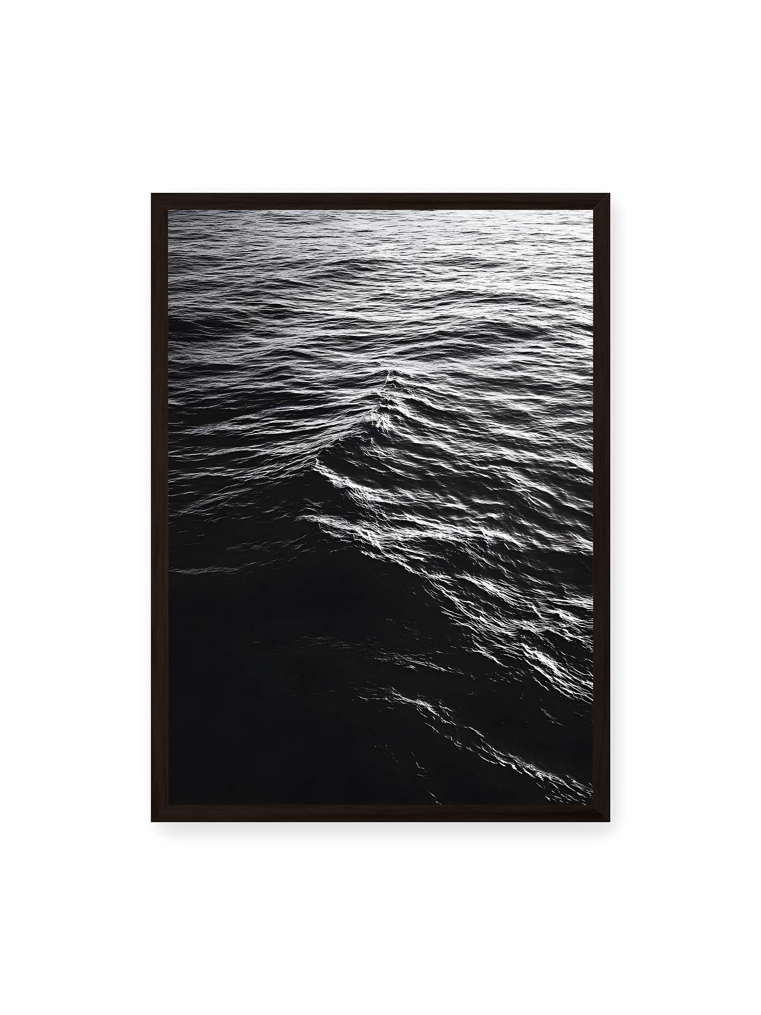 50x70 cm, schwarzer Rahmen – Abstrakte Darstellung der dunklen Ozeanwellen in Schwarzweiß.