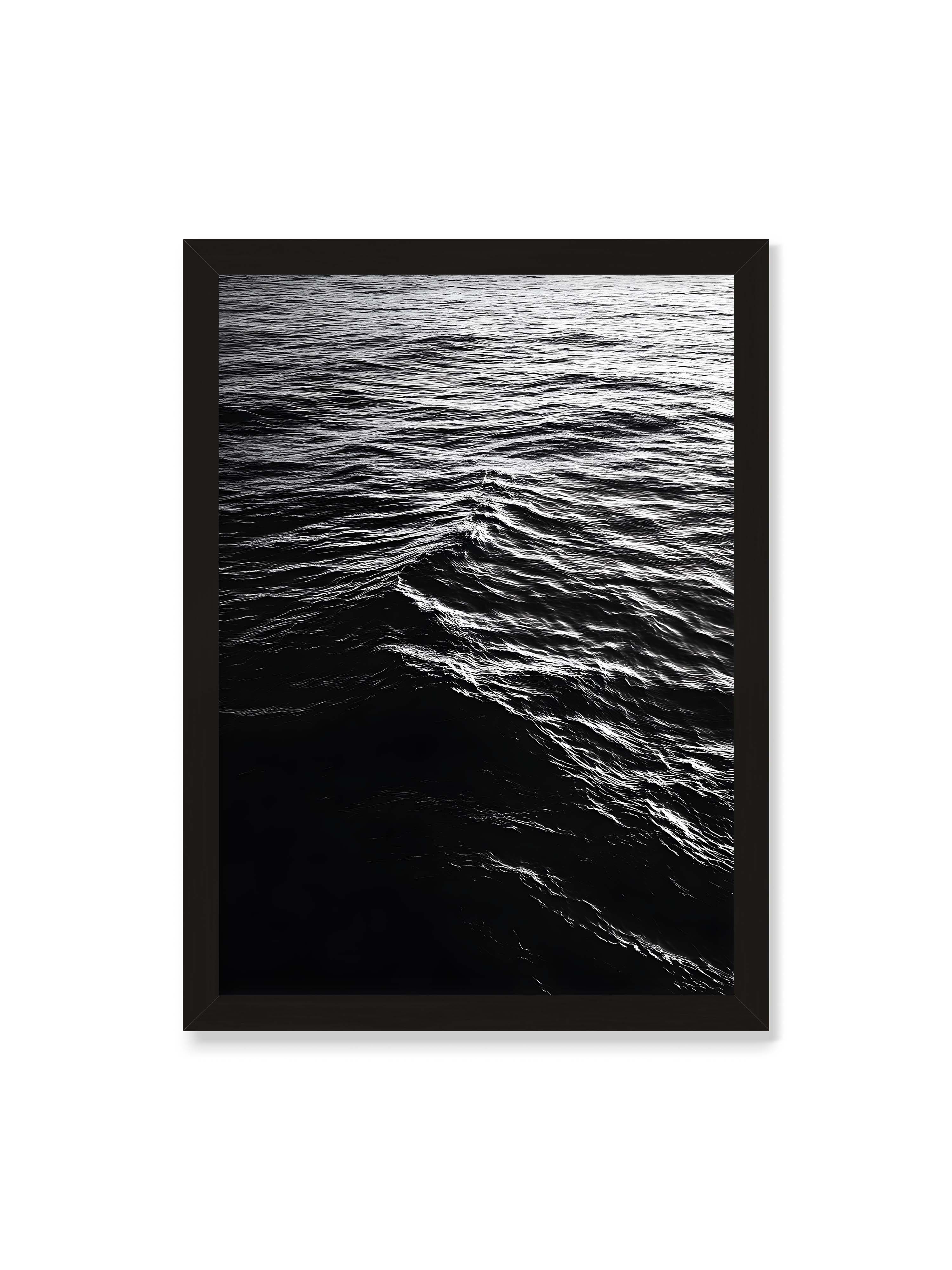 50x70 cm ohne Galerie-Rand mit schwarzem Rahmen – Abstrakte Darstellung der dunklen Ozeanwellen in Schwarzweiß.