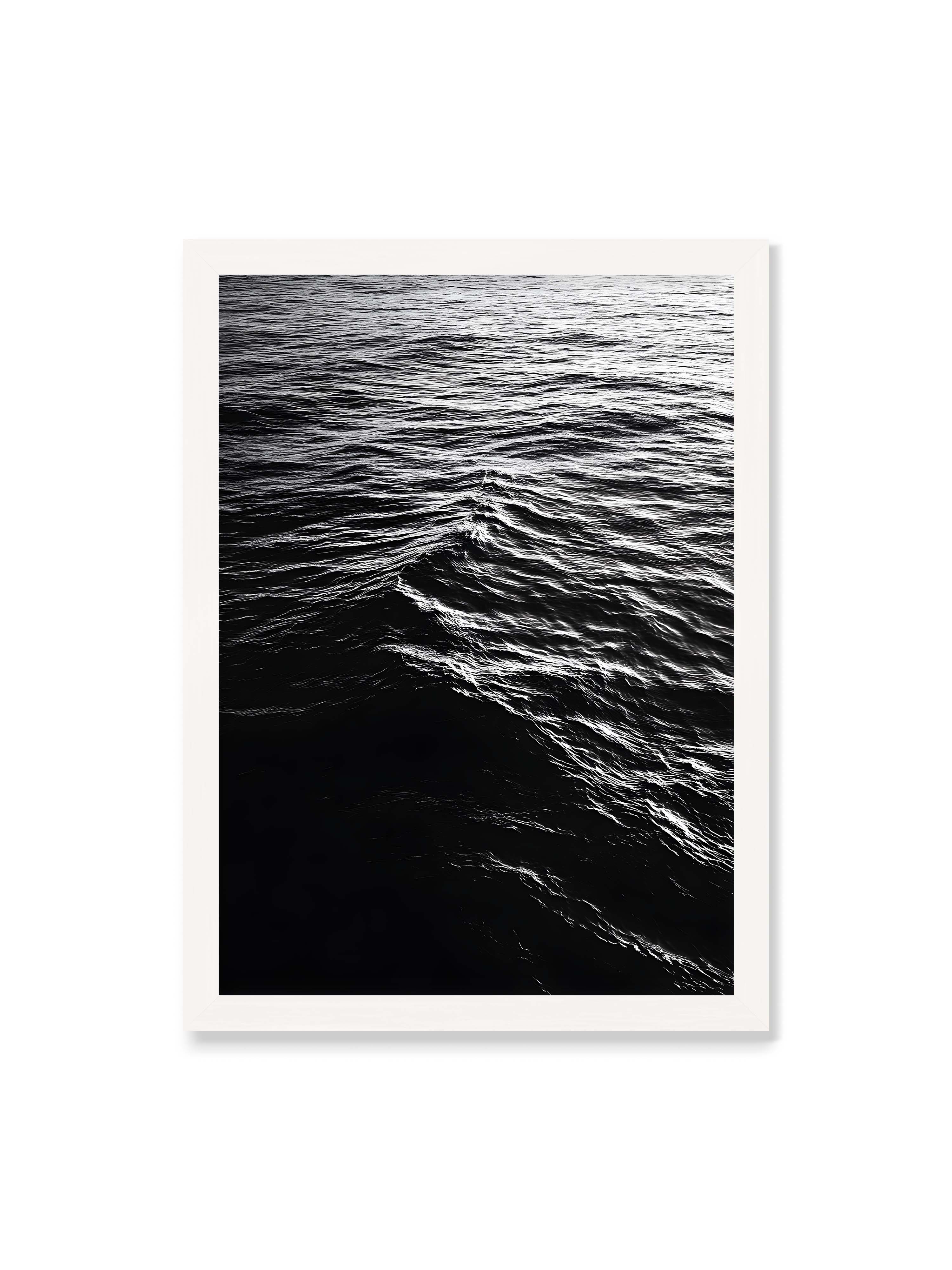50x70 cm ohne Galerie-Rand mit weißem Rahmen – Abstrakte Darstellung der dunklen Ozeanwellen in Schwarzweiß.