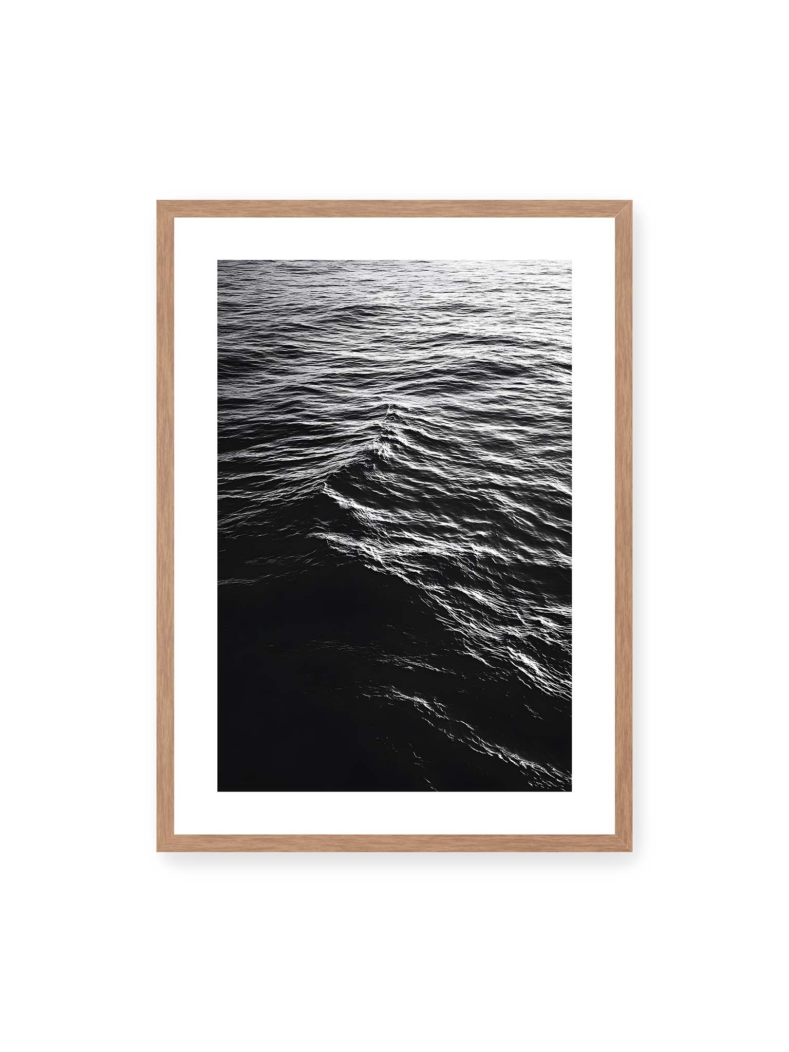 50x70 cm, weißer Galerie-Rand, Eichenrahmen – Abstrakte Darstellung der dunklen Ozeanwellen in Schwarzweiß.