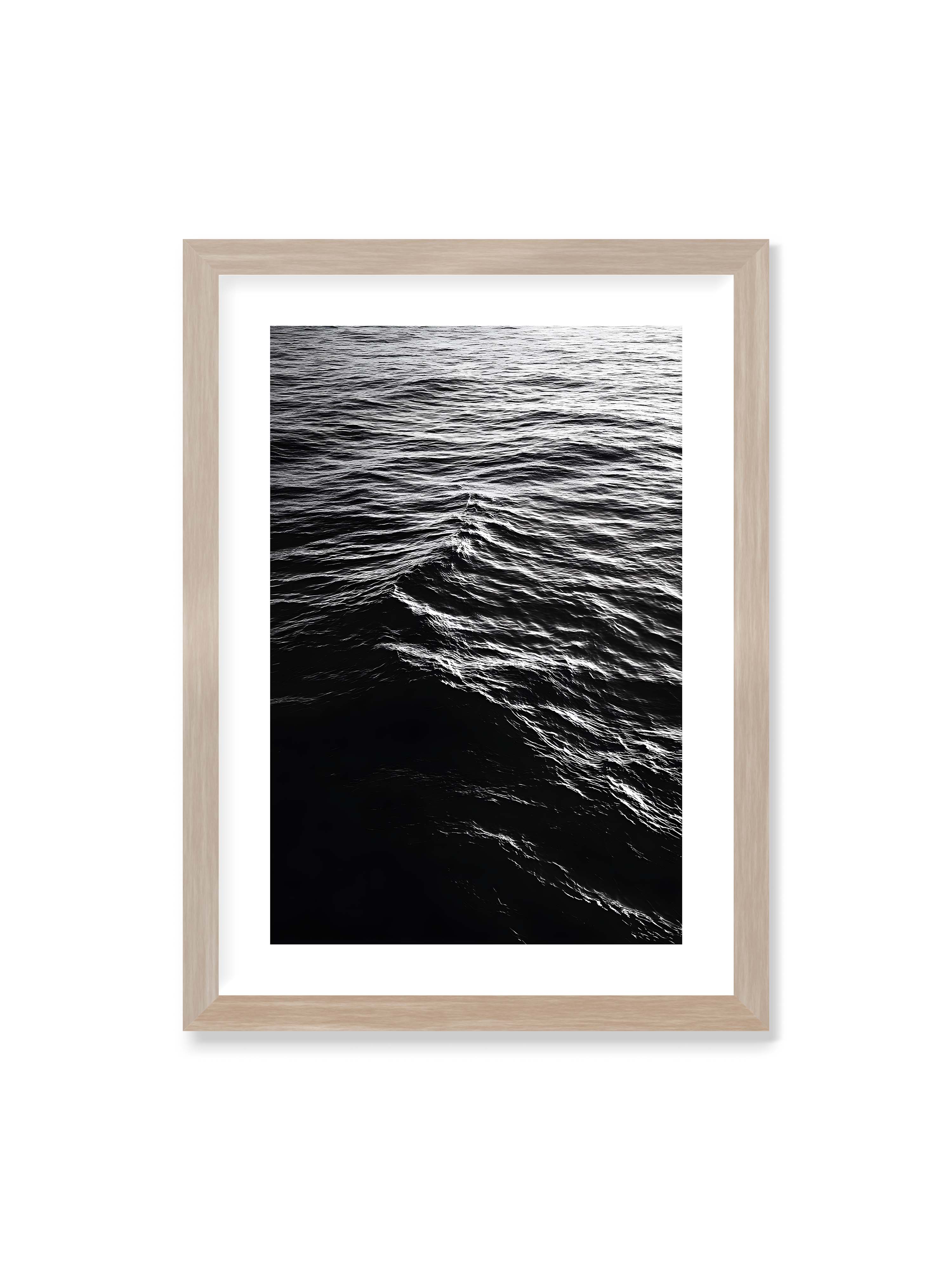 50x70 cm mit weißem Galerie-Rand im Eichenrahmen – Abstrakte Darstellung der dunklen Ozeanwellen in Schwarzweiß.