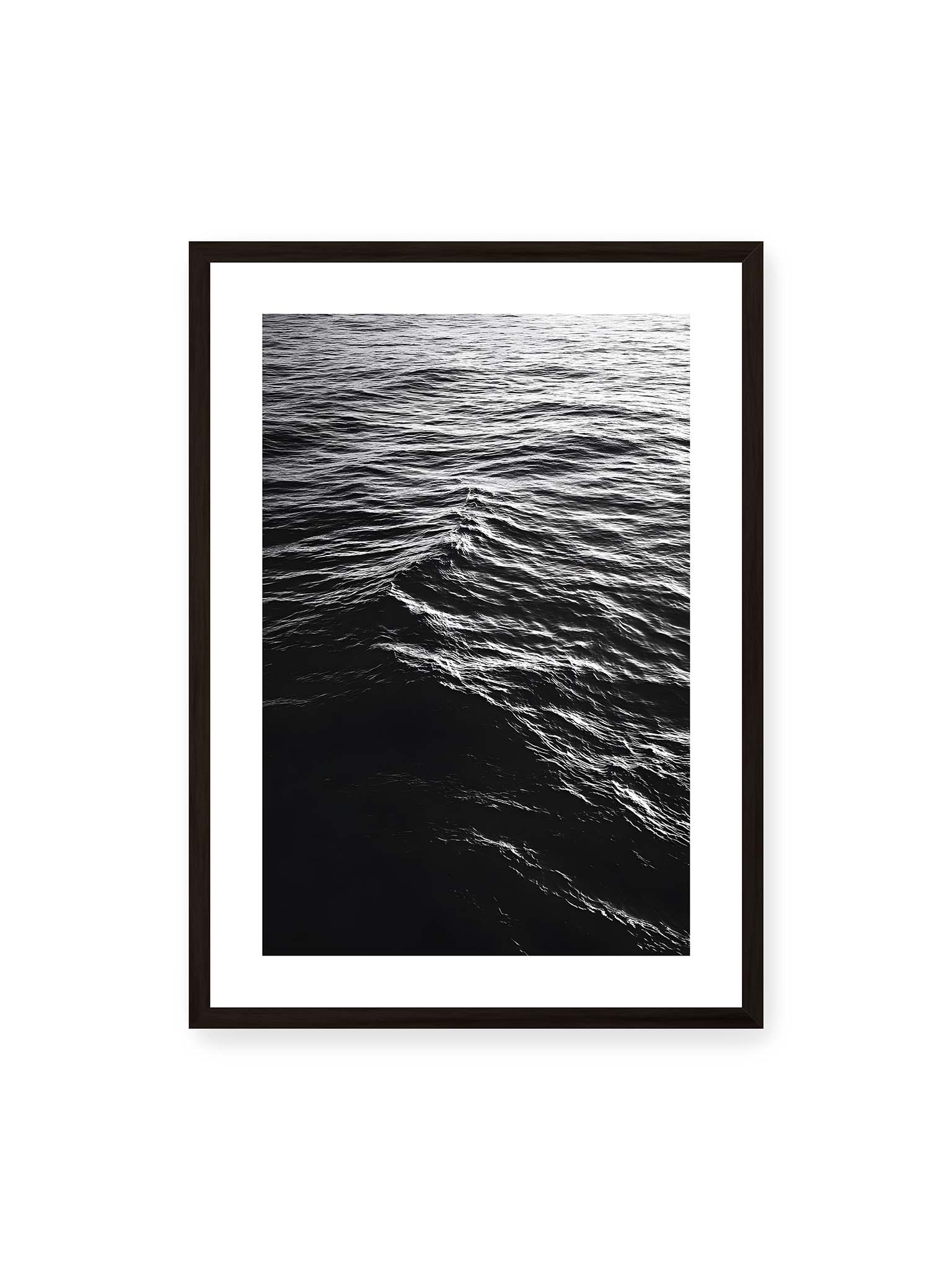 50x70 cm, weißer Galerie-Rand, schwarzer Rahmen – Abstrakte Darstellung der dunklen Ozeanwellen in Schwarzweiß.