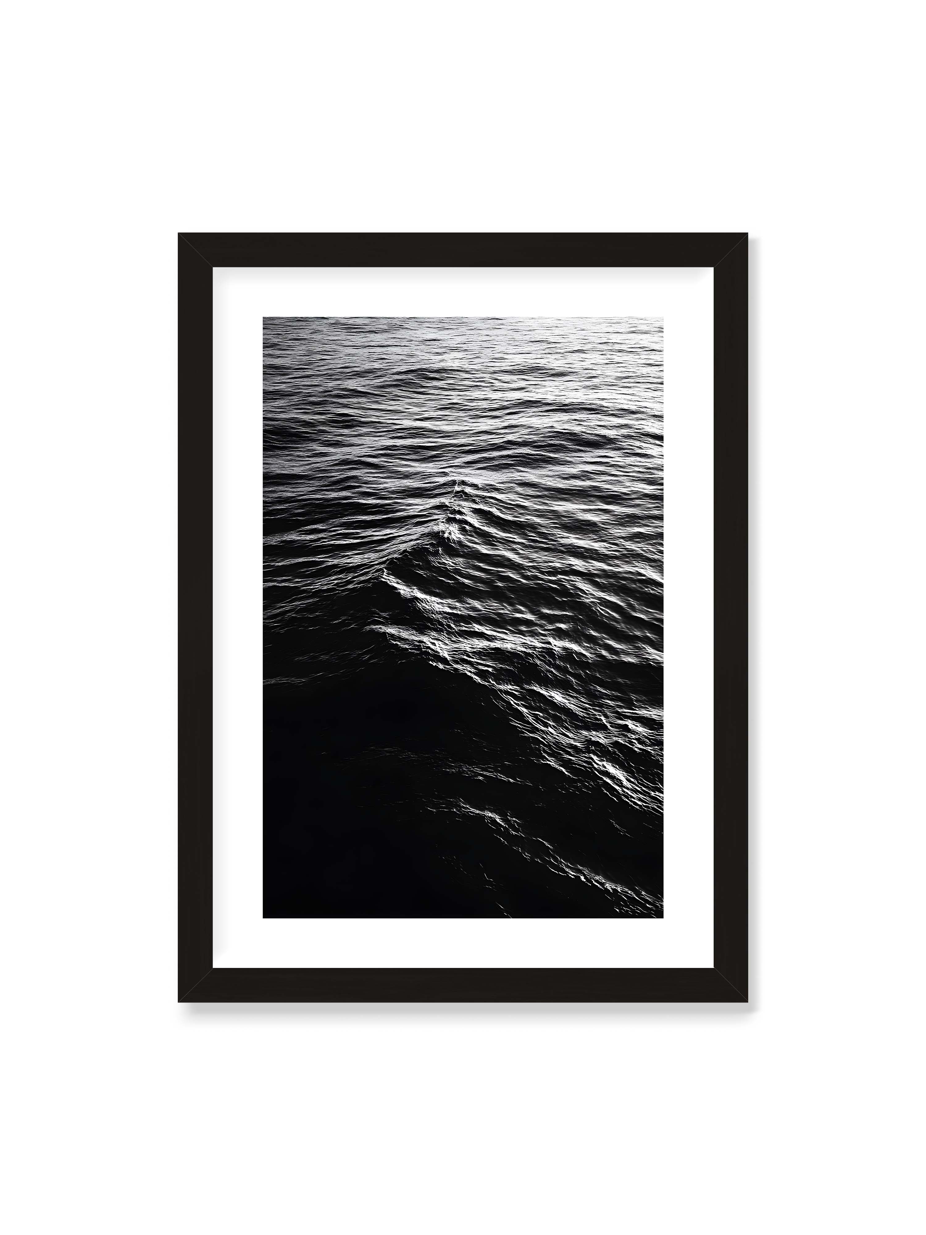 50x70 cm mit weißem Galerie-Rand mit schwarzem Rahmen – Abstrakte Darstellung der dunklen Ozeanwellen in Schwarzweiß.