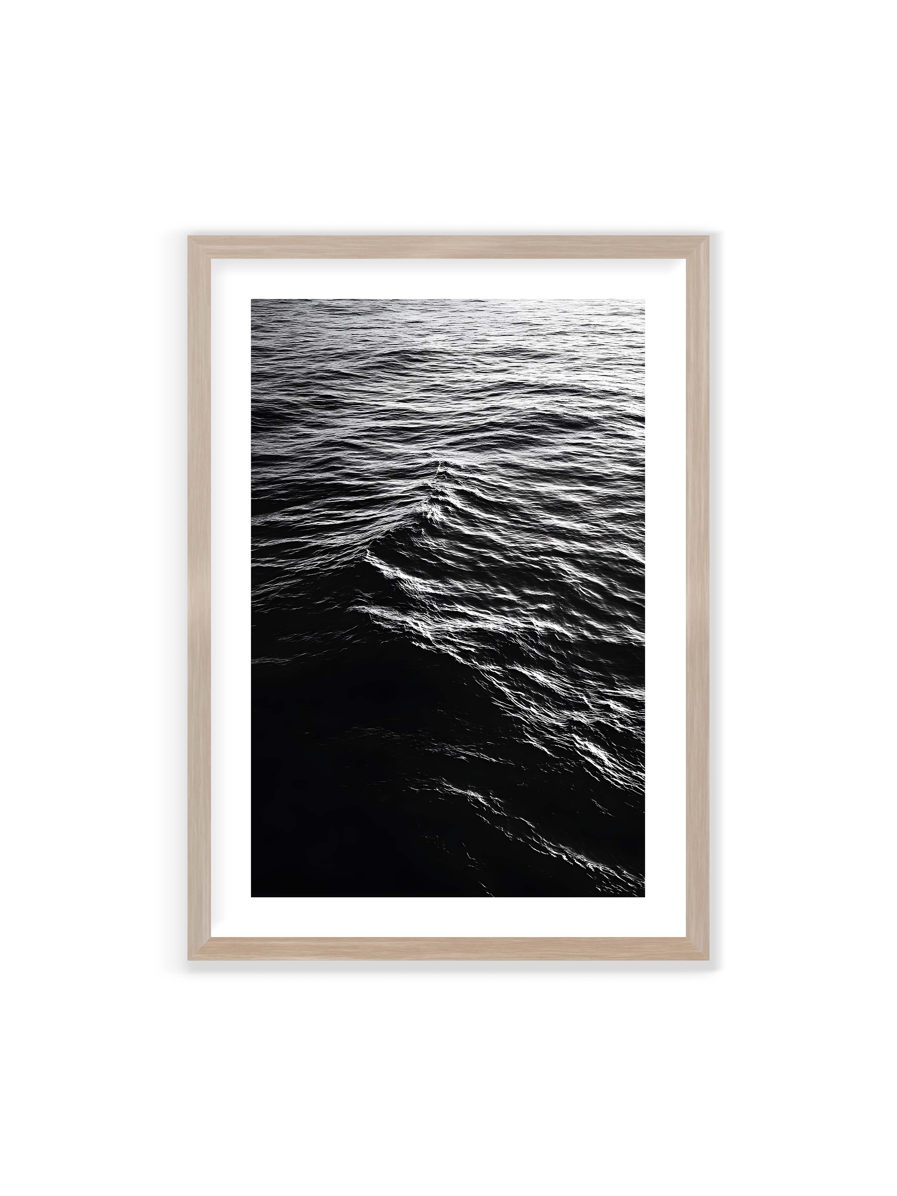 70x100 cm mit weißem Galerie-Rand im Eichenrahmen – Abstrakte Darstellung der dunklen Ozeanwellen in Schwarzweiß.