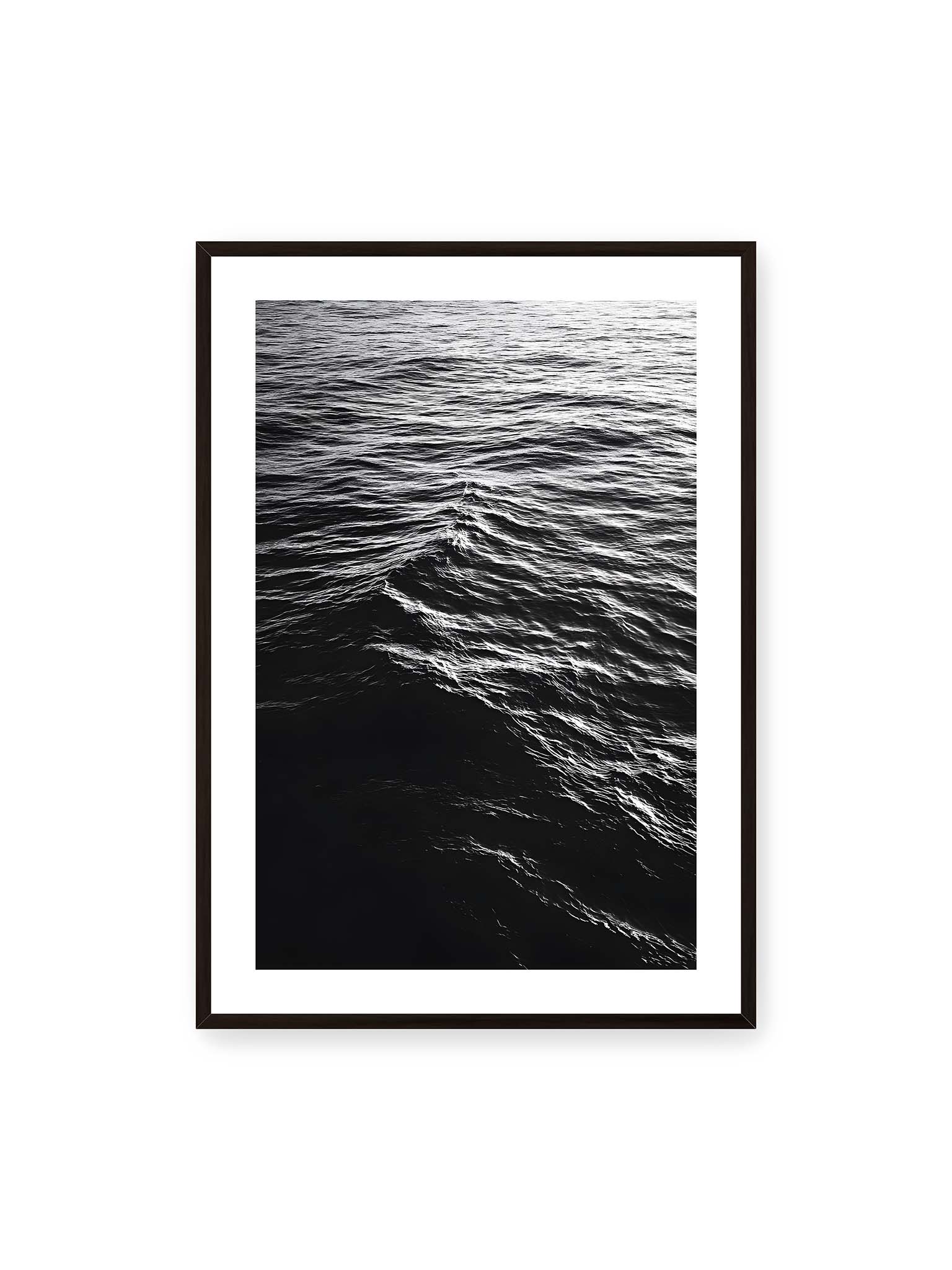 70x100 cm, weißer Galerie-Rand, schwarzer Rahmen – Abstrakte Darstellung der dunklen Ozeanwellen in Schwarzweiß.