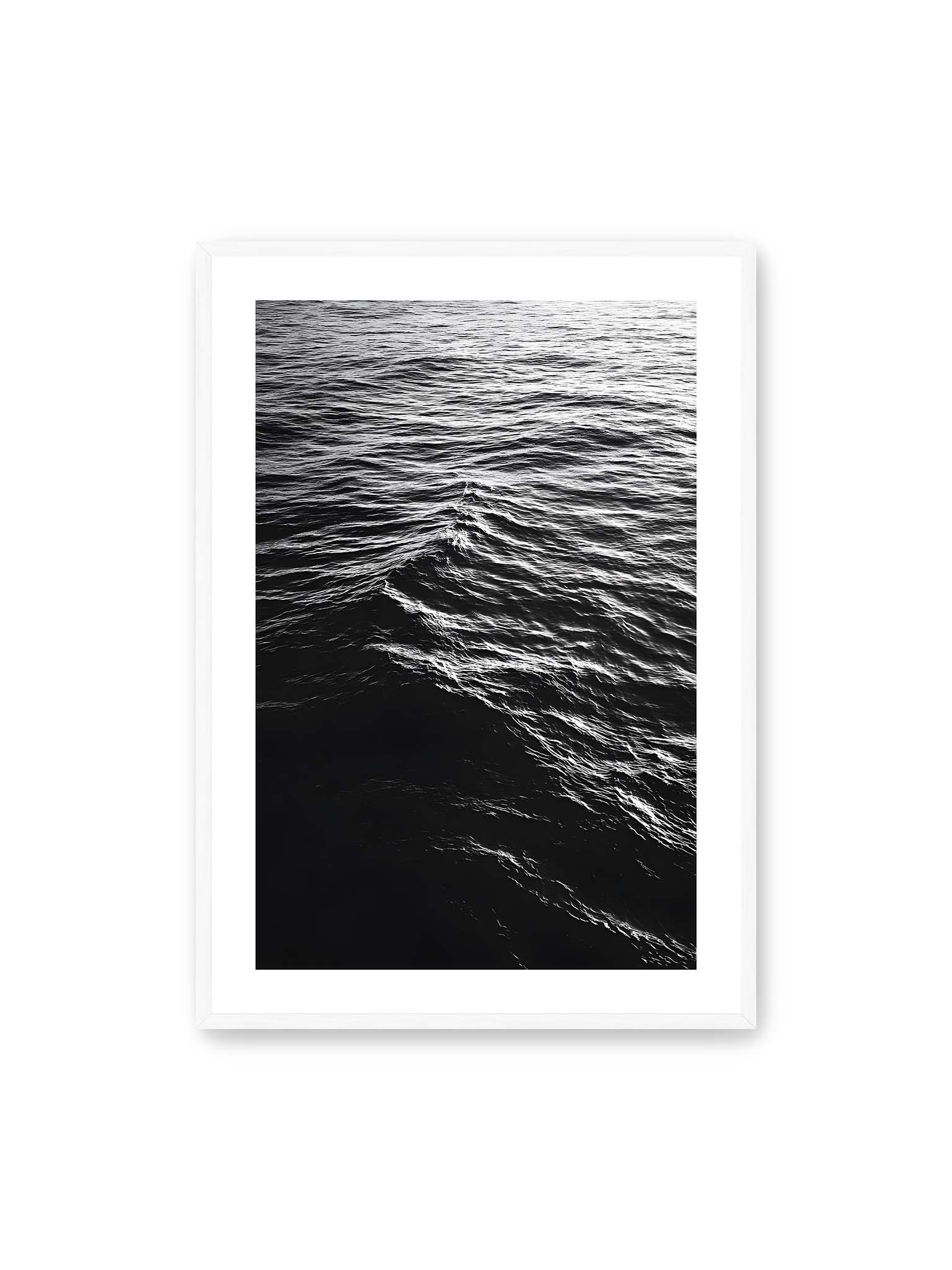 70x100 cm, weißer Galerie-Rand, weißer Rahmen – Abstrakte Darstellung der dunklen Ozeanwellen in Schwarzweiß.
