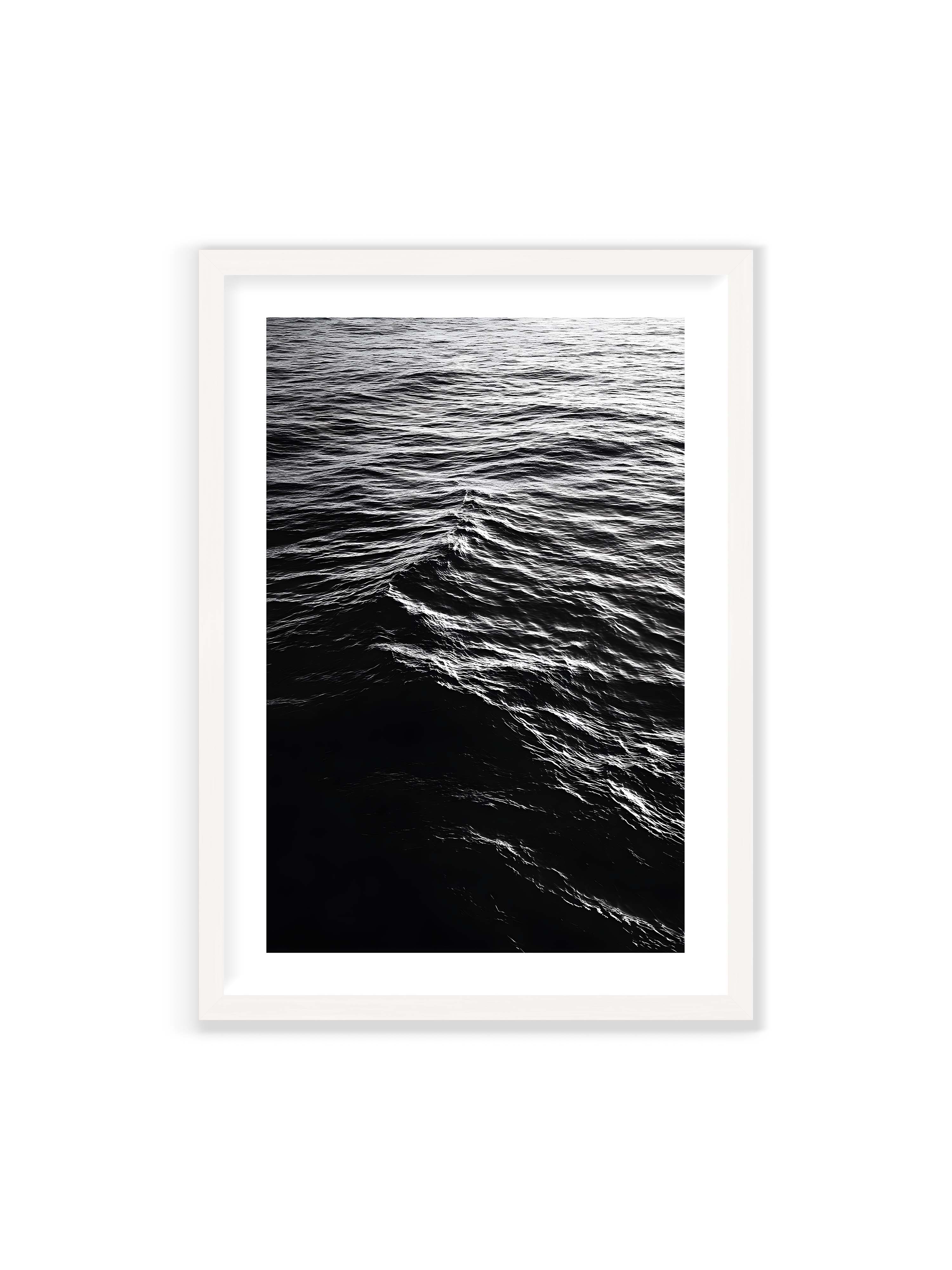 70x100 cm mit weißem Galerie-Rand mit weißem Rahmen – Abstrakte Darstellung der dunklen Ozeanwellen in Schwarzweiß.