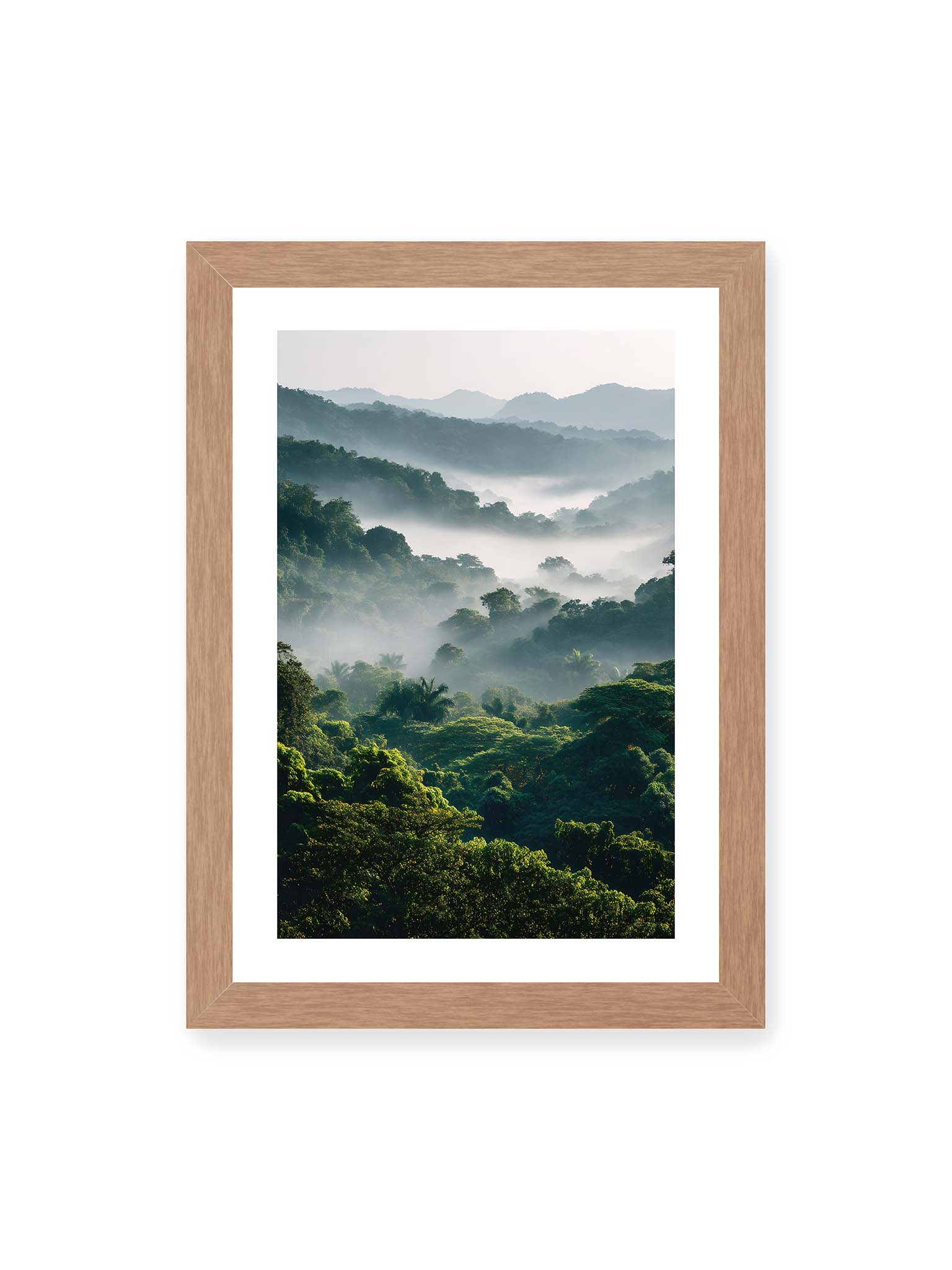 21x30 cm, weißer Galerie-Rand, Eichenrahmen – Tropischer Wald mit grünem Laub, von Nebel umhüllt und von sanftem Licht erleuchtet.
