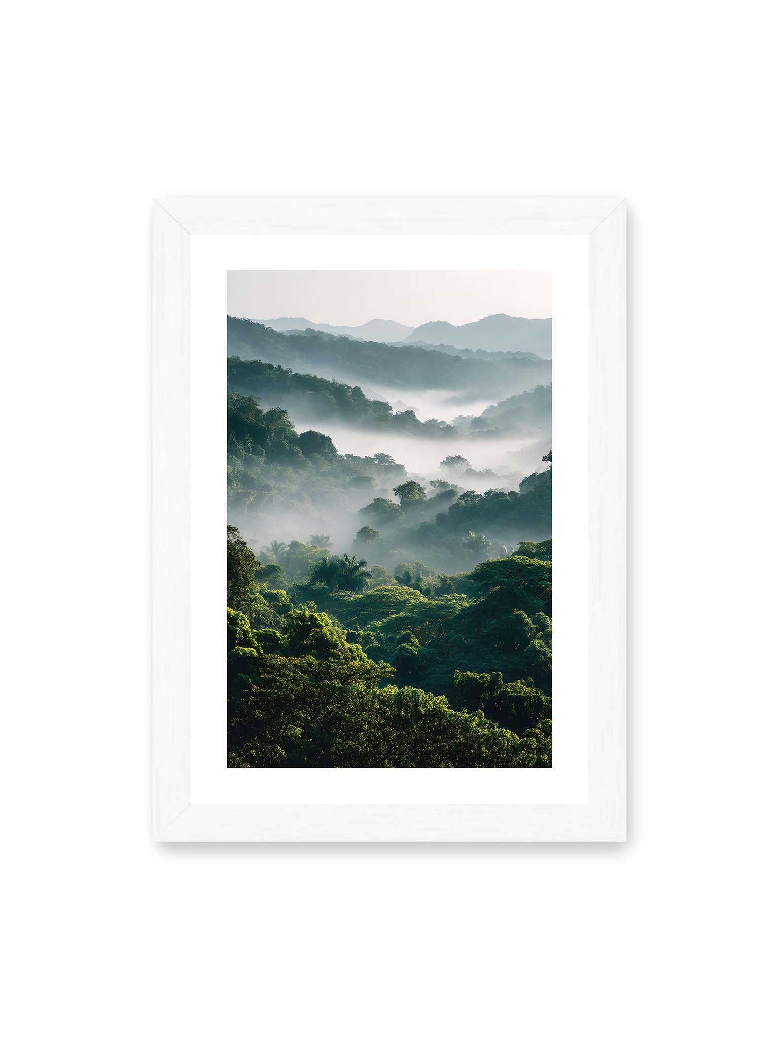 21x30 cm, weißer Galerie-Rand, weißer Rahmen – Tropischer Wald mit grünem Laub, von Nebel umhüllt und von sanftem Licht erleuchtet.