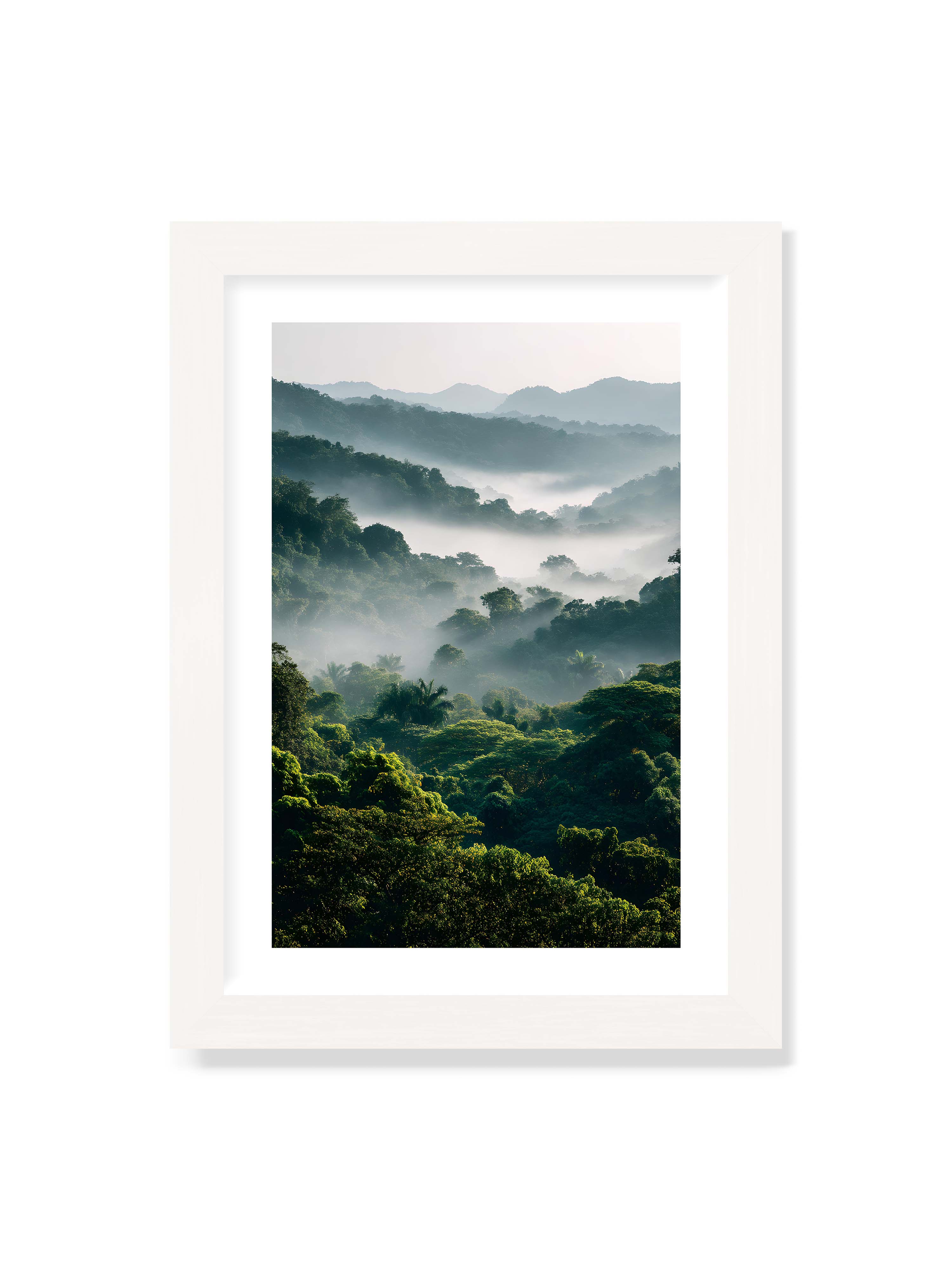 21x30 cm mit weißem Galerie-Rand mit weißem Rahmen – Tropischer Wald mit grünem Laub, von Nebel umhüllt und von sanftem Licht erleuchtet.