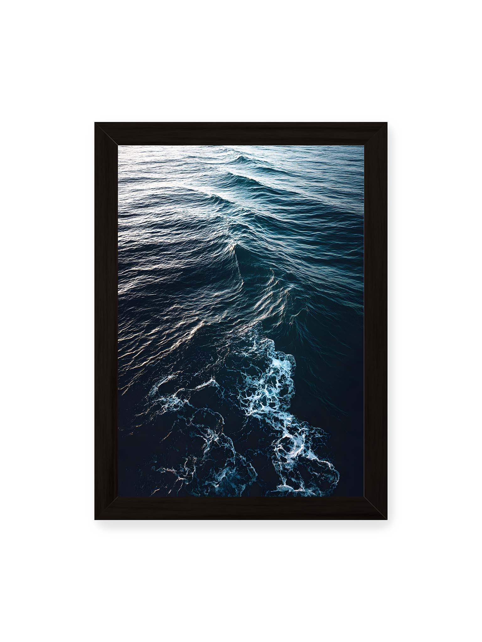 21x30 cm, schwarzer Rahmen – Sanfte Ozeanwellen mit schimmerndem Schaum und tiefblauem Wasser in einer ruhigen, harmonischen Szenerie.