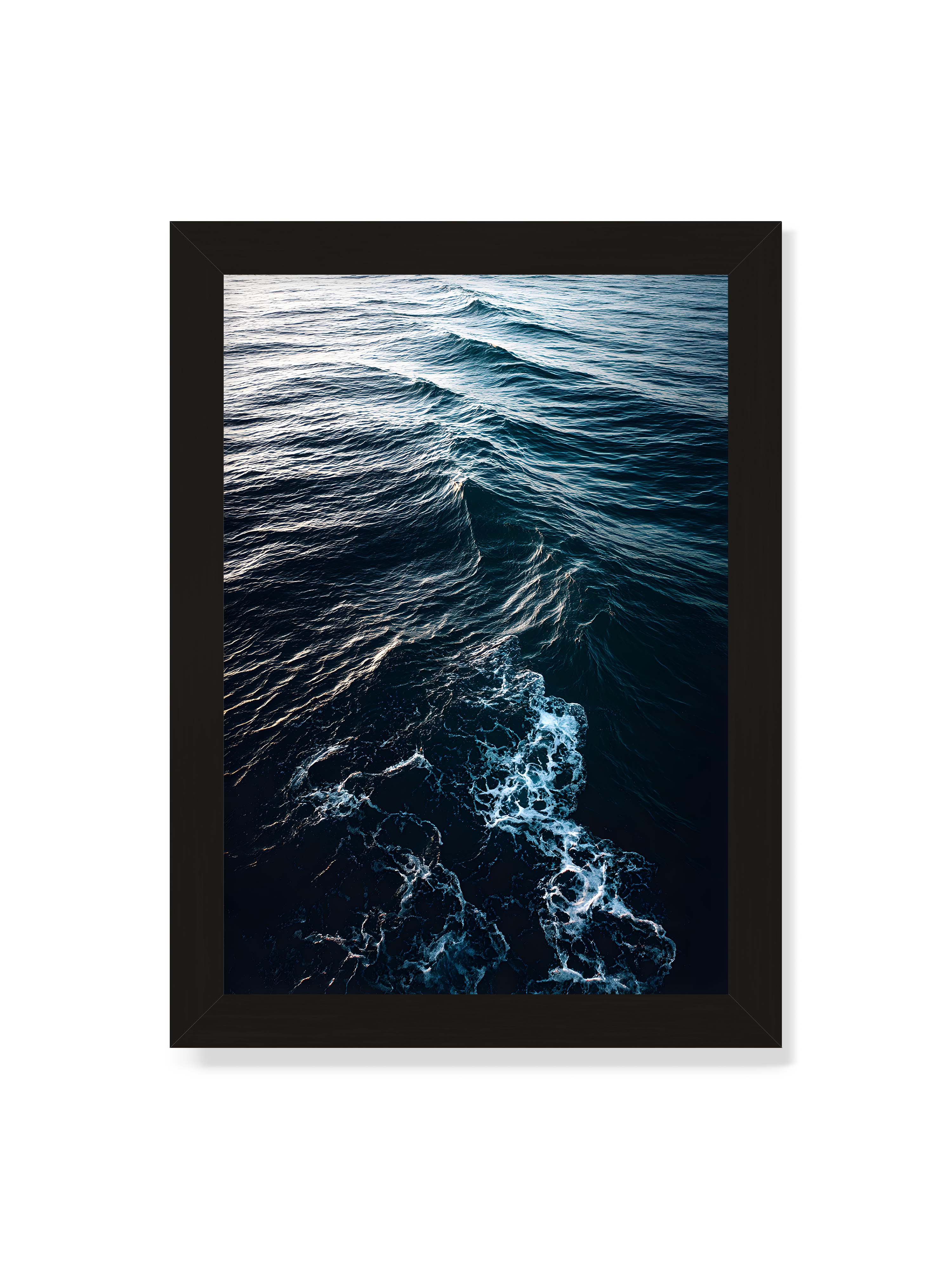 21x30 cm ohne Galerie-Rand mit schwarzem Rahmen – Sanfte Ozeanwellen mit schimmerndem Schaum und tiefblauem Wasser in einer ruhigen, harmonischen Szenerie.