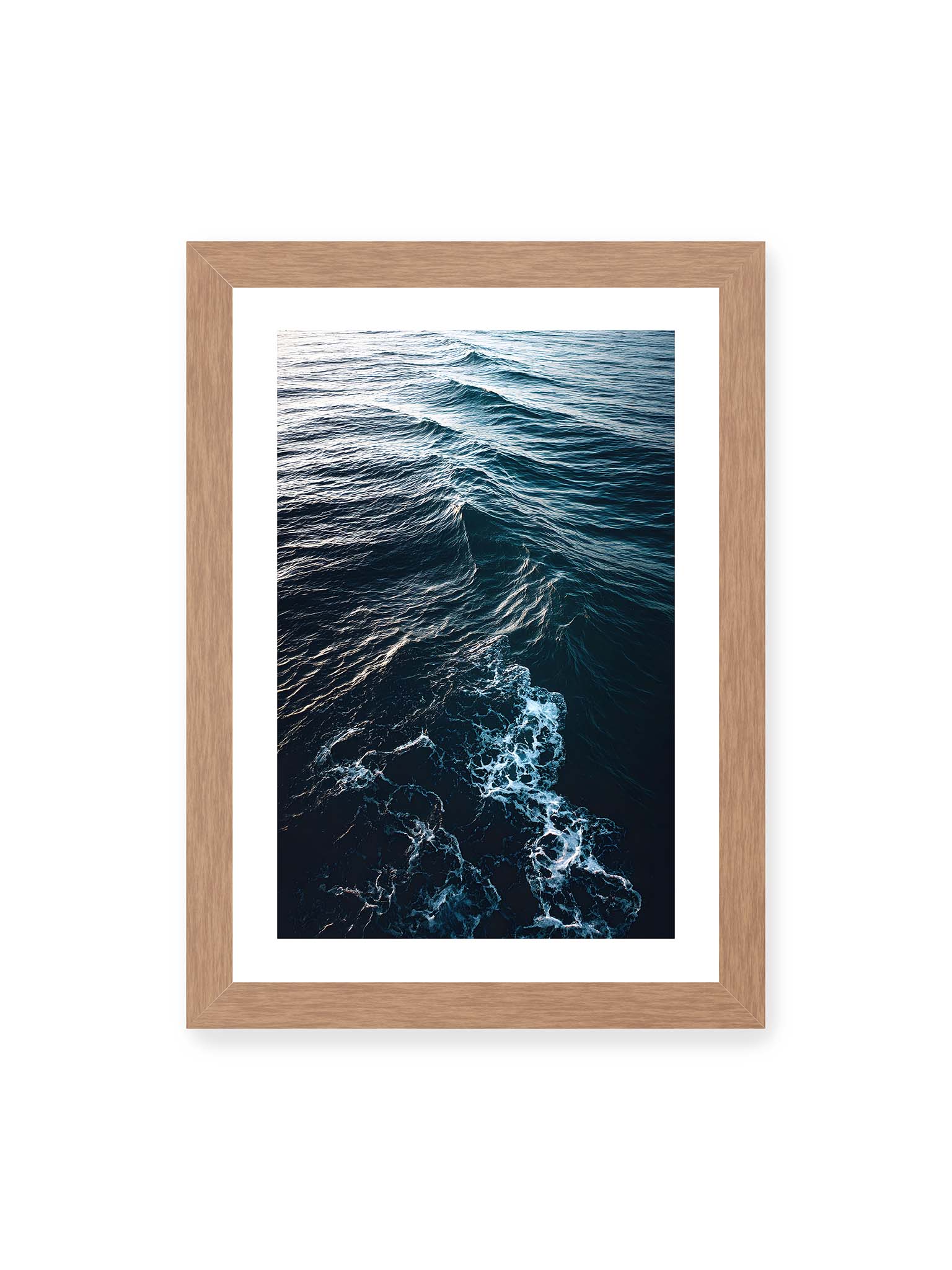 21x30 cm, weißer Galerie-Rand, Eichenrahmen – Sanfte Ozeanwellen mit schimmerndem Schaum und tiefblauem Wasser in einer ruhigen, harmonischen Szenerie.