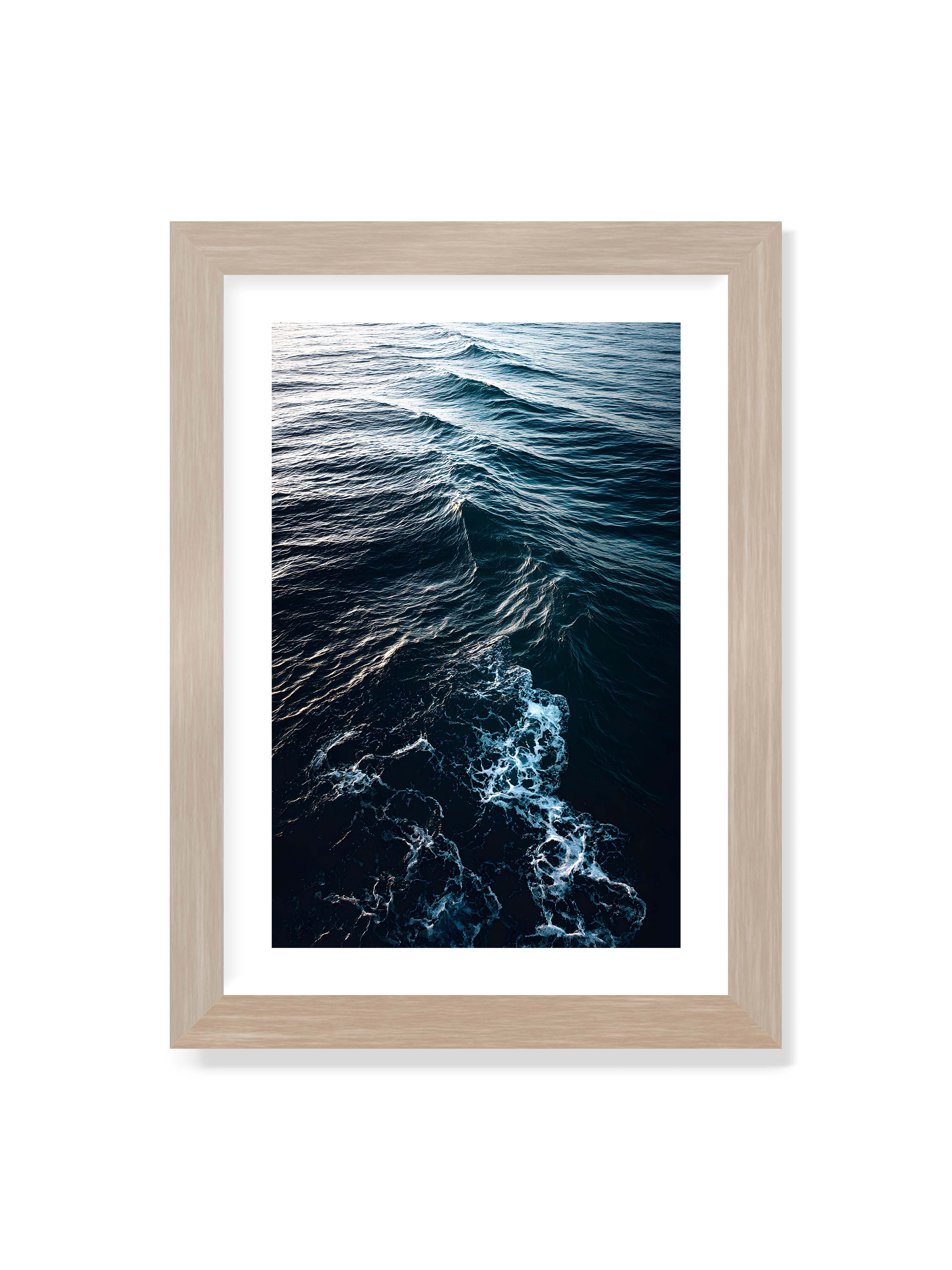 21x30 cm mit weißem Galerie-Rand im Eichenrahmen – Sanfte Ozeanwellen mit schimmerndem Schaum und tiefblauem Wasser in einer ruhigen, harmonischen Szenerie.