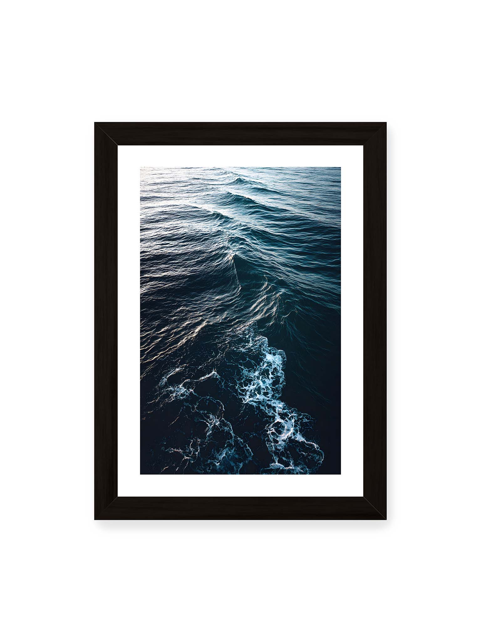 21x30 cm, weißer Galerie-Rand, schwarzer Rahmen – Sanfte Ozeanwellen mit schimmerndem Schaum und tiefblauem Wasser in einer ruhigen, harmonischen Szenerie.