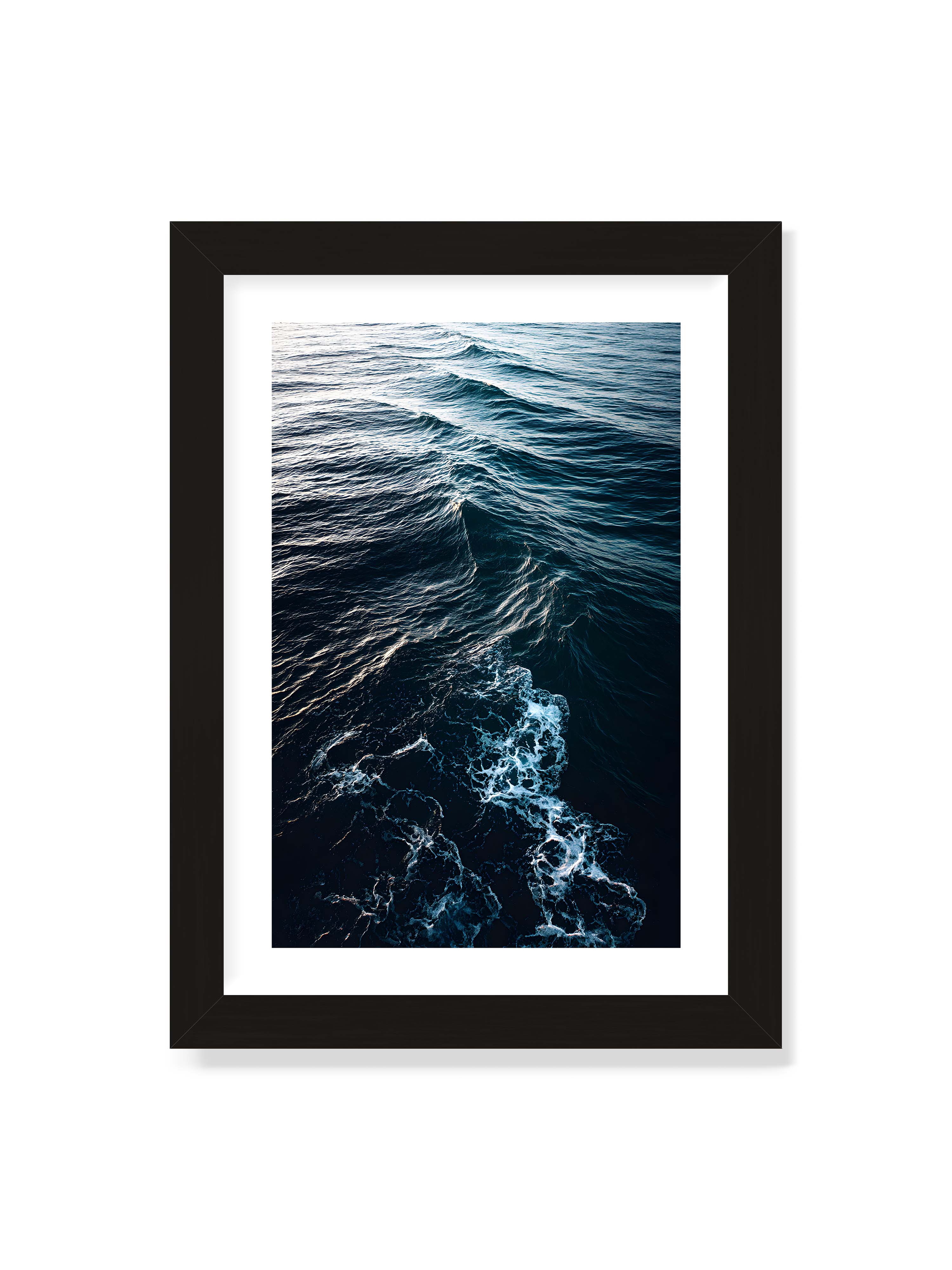 21x30 cm mit weißem Galerie-Rand mit schwarzem Rahmen – Sanfte Ozeanwellen mit schimmerndem Schaum und tiefblauem Wasser in einer ruhigen, harmonischen Szenerie.