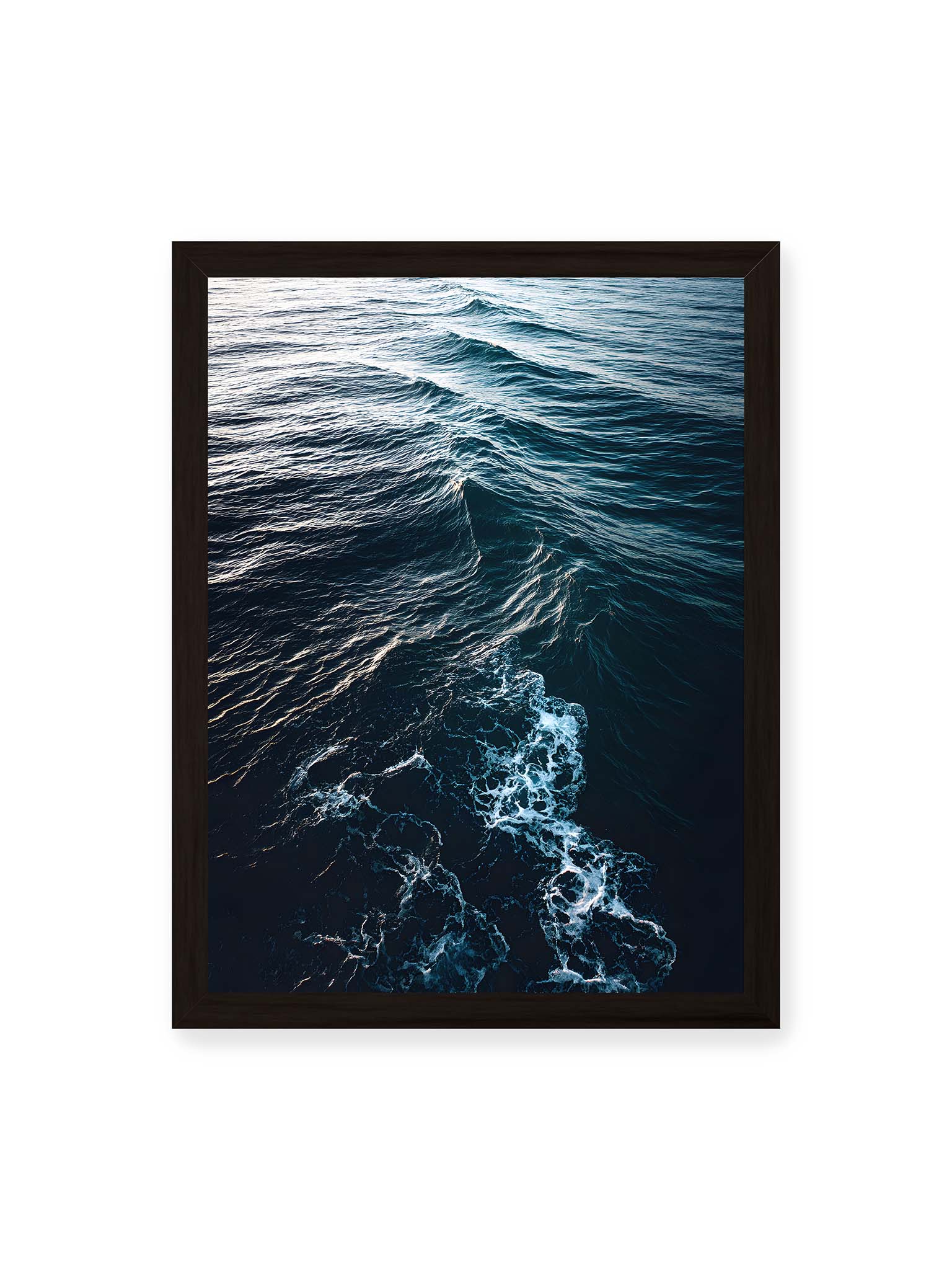 30x40 cm, schwarzer Rahmen – Sanfte Ozeanwellen mit schimmerndem Schaum und tiefblauem Wasser in einer ruhigen, harmonischen Szenerie.