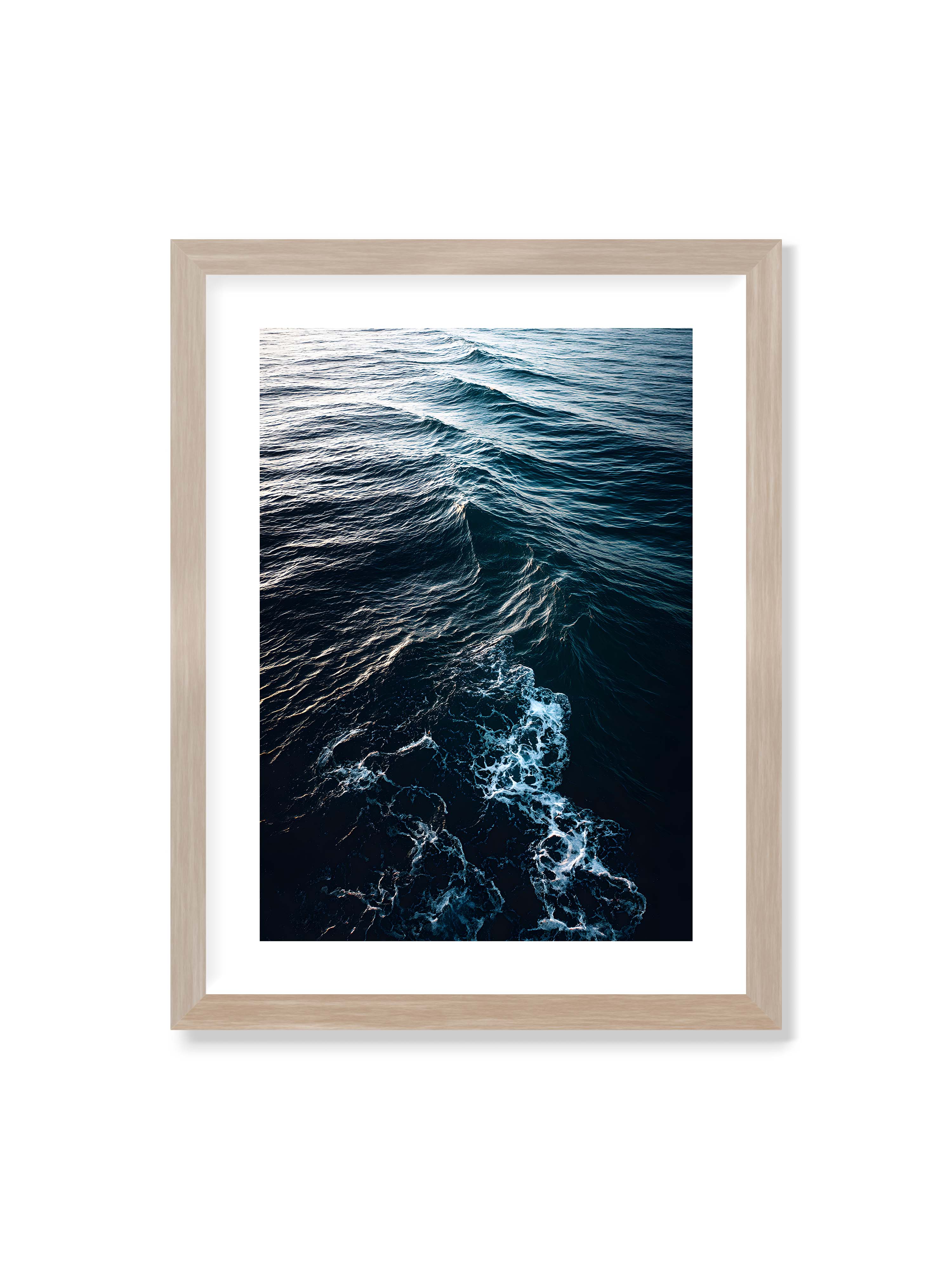 30x40 cm mit weißem Galerie-Rand im Eichenrahmen – Sanfte Ozeanwellen mit schimmerndem Schaum und tiefblauem Wasser in einer ruhigen, harmonischen Szenerie.