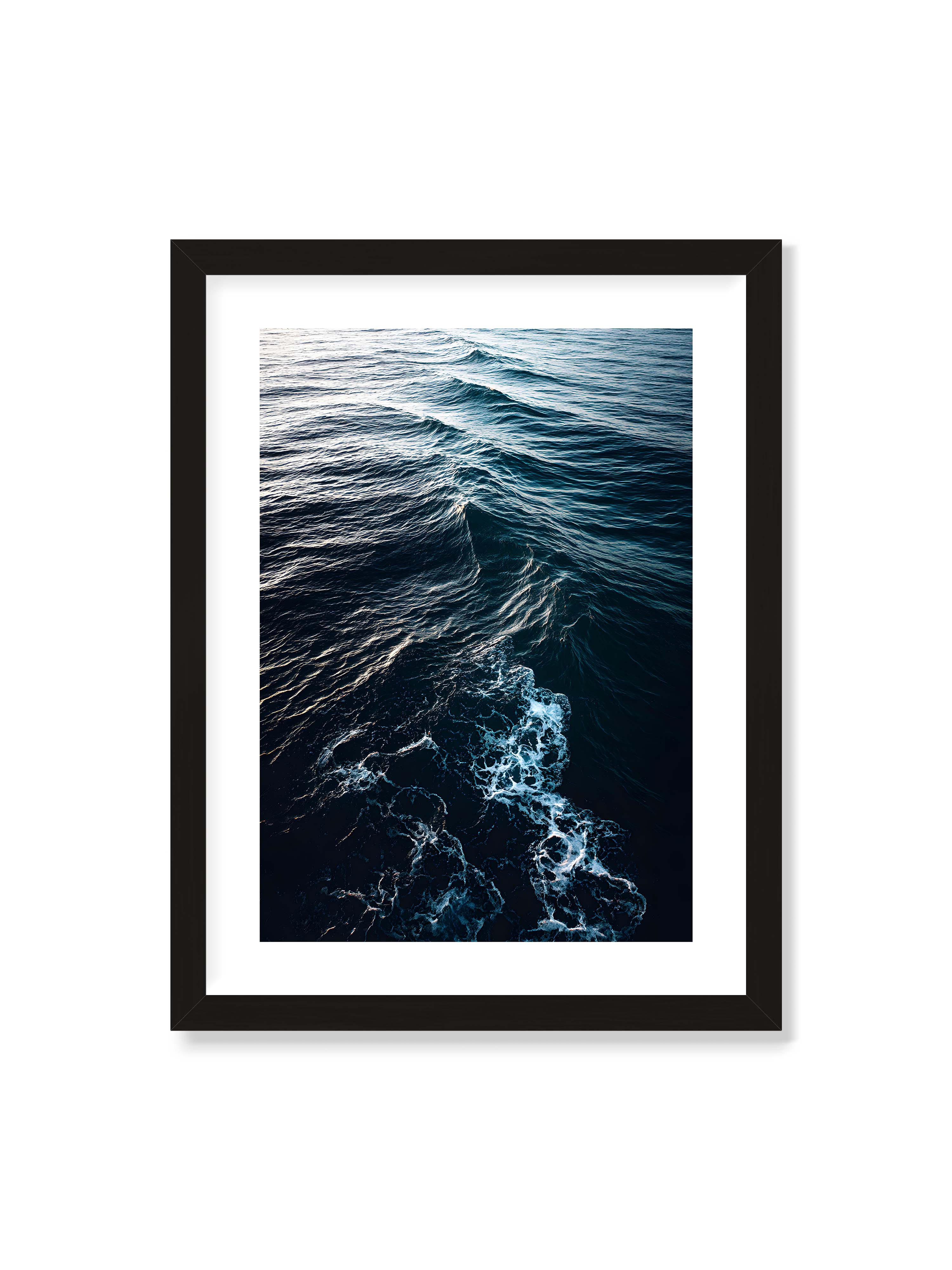 30x40 cm mit weißem Galerie-Rand mit schwarzem Rahmen – Sanfte Ozeanwellen mit schimmerndem Schaum und tiefblauem Wasser in einer ruhigen, harmonischen Szenerie.