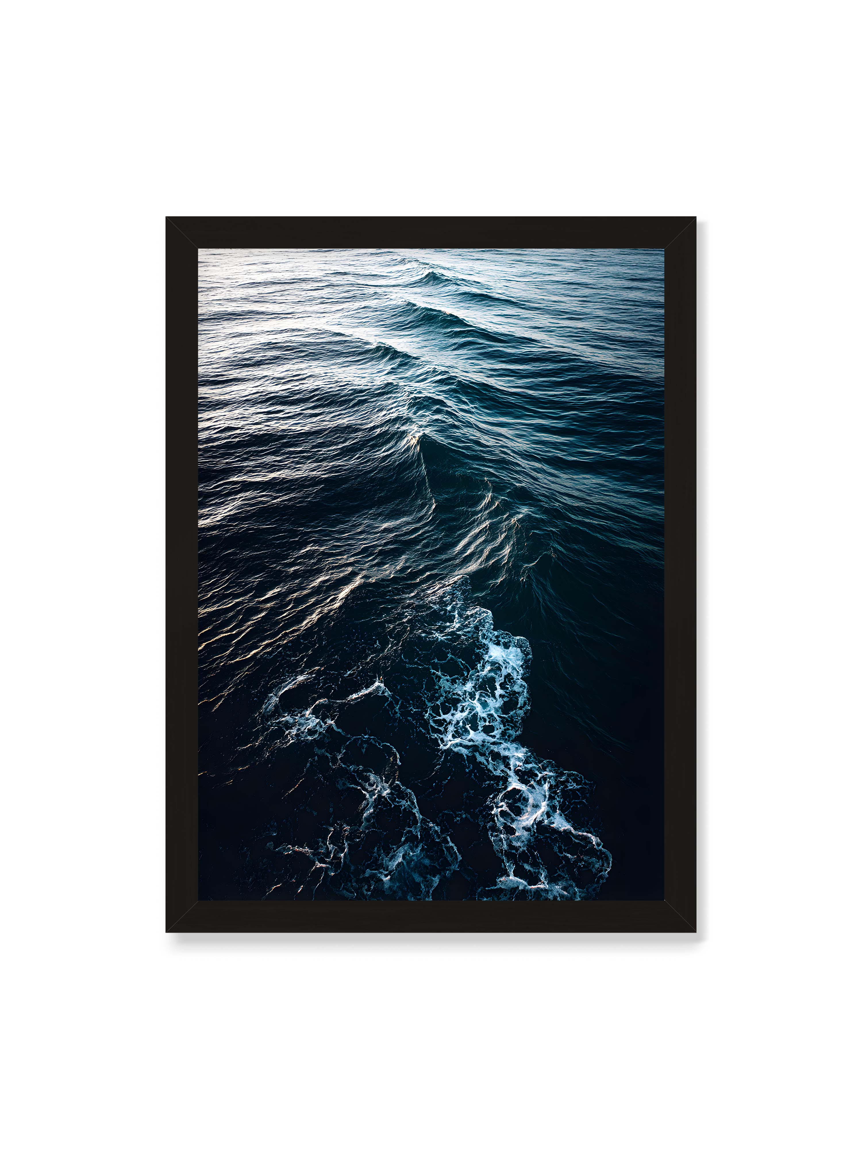 50x70 cm ohne Galerie-Rand mit schwarzem Rahmen – Sanfte Ozeanwellen mit schimmerndem Schaum und tiefblauem Wasser in einer ruhigen, harmonischen Szenerie.