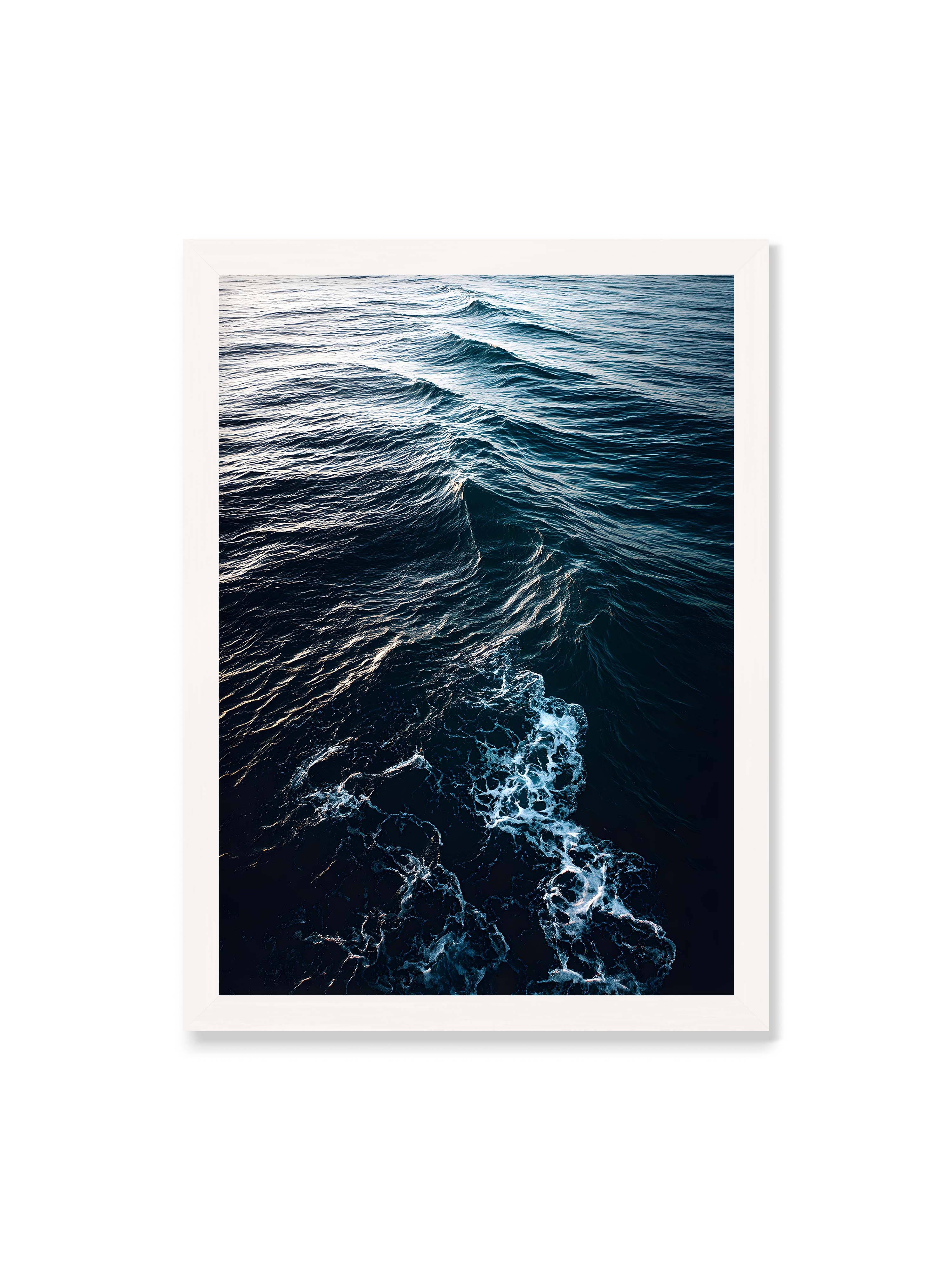 50x70 cm ohne Galerie-Rand mit weißem Rahmen – Sanfte Ozeanwellen mit schimmerndem Schaum und tiefblauem Wasser in einer ruhigen, harmonischen Szenerie.