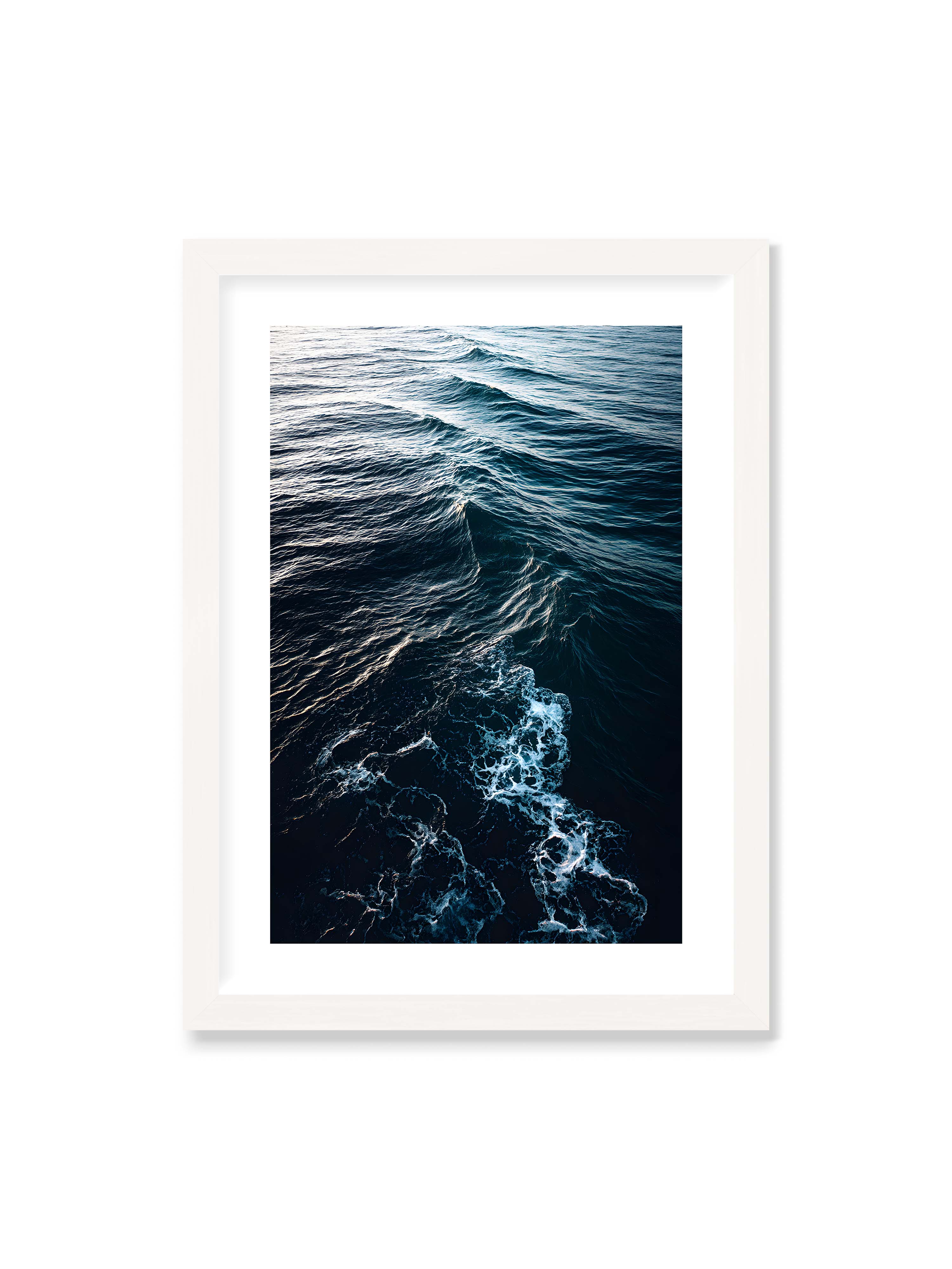 50x70 cm mit weißem Galerie-Rand mit weißem Rahmen – Sanfte Ozeanwellen mit schimmerndem Schaum und tiefblauem Wasser in einer ruhigen, harmonischen Szenerie.